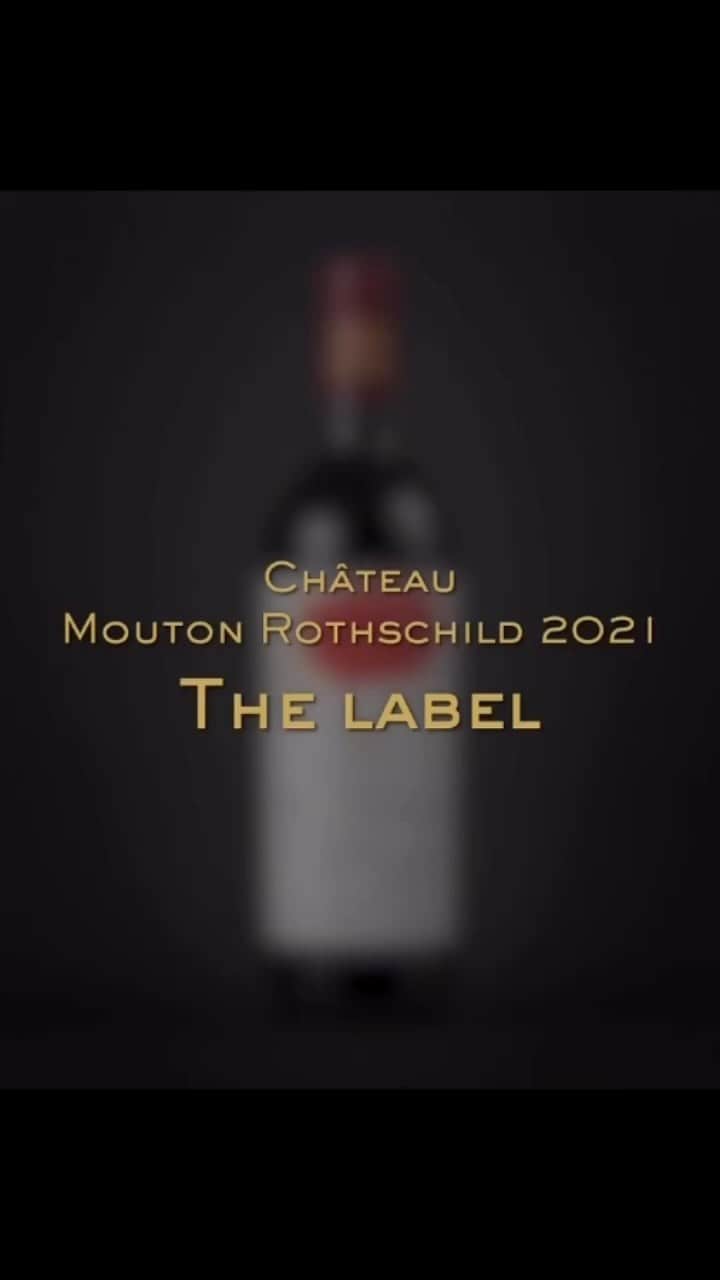 塩田千春のインスタグラム：「@chateaumoutonrothschild_ #repost Château Mouton Rothschild 2021 label reveal! The Japanese artist Chiharu Shiota has created the original artwork, called "Universe of Mouton", to illustrate the label for Château Mouton Rothschild 2021. In her drawing, the fragile silhouette of a human figure faces gorgeous, generous nature. It is not the centre of attention but seems small compared to the environment. It is as though the figure is holding onto the balance between nature and humans. Its grip cannot be too tight or the thread will break, nor too loose or else the cloud will blow away and the connection will be broken. "When I visited Château Mouton Rothschild, I was very inspired by their relationship with nature. They depend on the weather and do not interfere with mothes nature. They accept the conditions in which the grapes grow. I think Mouton is holding on to the balance of human and nature." Chiharu Shiota The four threads represent the four seasons, setting time within the artwork's space. While winter brings loneliness and sadness, the seeds of hope are planted in spring and grow into a summer of richness before coming to fruition in the fall. Whatever the vintage, the drinker is experiencing the conditions the grapes grew in. "It is like preserving the memory of the year in the wine. I find this very fascinating because I also believe that the objects that surround us accumulate our memories and existence." Chiharu Shiota. An exceptional auction with Christie's of an exclusive lot of Château Mouton Rothschild 2021 and experiences is currently online and closes on Friday 8 December at 5.00 pm (GMT +1). Link in bio to access the auction details. The entire proceeds from the sale will be donated to the Association Antoine Alléno (@associationantoinealleno). @chiharushiota #ChiharuShiota #chateaunoutonrothschild #moutonrothschild #mouton2021 #2021 #wine #vintage #label #labelart #finewine #firstgrowth #artist #artwork #wineeandart #painting #sculpture #contemporaryart #nature #humanandnature @christiesinc Drink responsibly.」