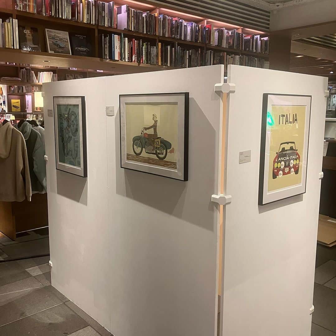 代官山 蔦屋書店　DAIKANYAMA T-SITEさんのインスタグラム写真 - (代官山 蔦屋書店　DAIKANYAMA T-SITEInstagram)「【展示会のご案内】   【展示会】Attics Of My Life 2号館1階　クルマフロア 2023年12月5日（火）～2024年1月7日（日）   「DAIKANYAMA TSUTAYA BOOKS WINTER FAIR 2023 GIVE AND GIVEN」クルマ・バイクコーナーでは、Marvin S.Hiroyuki氏の展示「Attics Of My Life」を実施致します。   様々の名曲をイメージされるMarvin S.Hiroyuki氏の展示。今回の名曲は「Attics Of My Life」彼がイメージしたクルマ、バイク、サーフィン、スケートボードなどなど様々な夢をPOPに詰め込んだ空間をお楽しみください。  #marvinshiroyuki #artist #illustration #car #motorcycle #surf #skateboard  #NASU #daikanyamatsutayabooks #GIVEANDGIVEN #代官山蔦屋書店 #代官山 #蔦屋書店 #daikanyamatsutaya #daikanyama #tsutaya」12月5日 16時57分 - daikanyama.tsutaya
