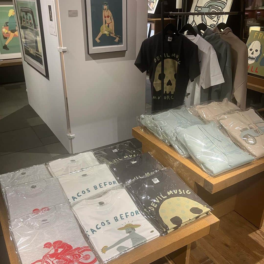 代官山 蔦屋書店　DAIKANYAMA T-SITEさんのインスタグラム写真 - (代官山 蔦屋書店　DAIKANYAMA T-SITEInstagram)「【展示会のご案内】   【展示会】Attics Of My Life 2号館1階　クルマフロア 2023年12月5日（火）～2024年1月7日（日）   「DAIKANYAMA TSUTAYA BOOKS WINTER FAIR 2023 GIVE AND GIVEN」クルマ・バイクコーナーでは、Marvin S.Hiroyuki氏の展示「Attics Of My Life」を実施致します。   様々の名曲をイメージされるMarvin S.Hiroyuki氏の展示。今回の名曲は「Attics Of My Life」彼がイメージしたクルマ、バイク、サーフィン、スケートボードなどなど様々な夢をPOPに詰め込んだ空間をお楽しみください。  #marvinshiroyuki #artist #illustration #car #motorcycle #surf #skateboard  #NASU #daikanyamatsutayabooks #GIVEANDGIVEN #代官山蔦屋書店 #代官山 #蔦屋書店 #daikanyamatsutaya #daikanyama #tsutaya」12月5日 16時57分 - daikanyama.tsutaya