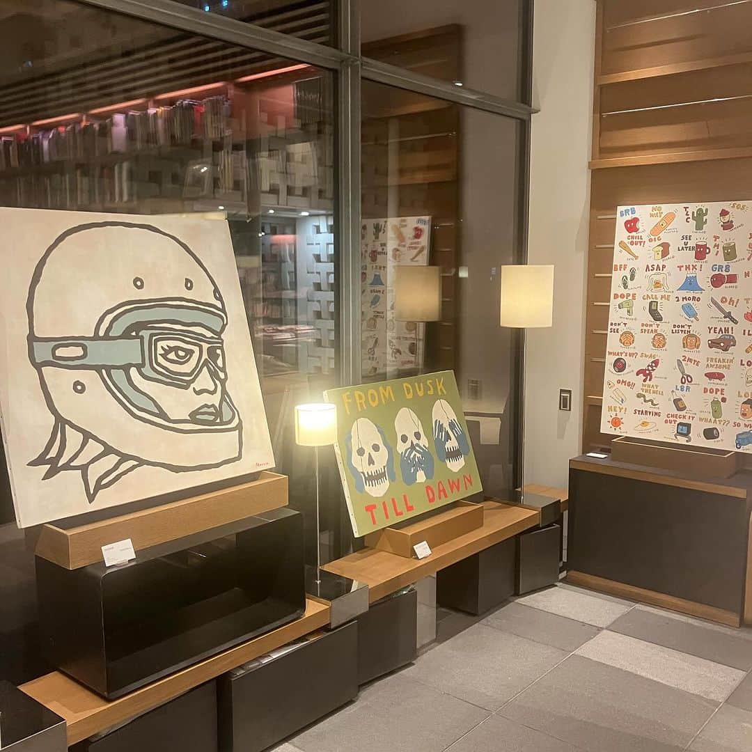 代官山 蔦屋書店　DAIKANYAMA T-SITEさんのインスタグラム写真 - (代官山 蔦屋書店　DAIKANYAMA T-SITEInstagram)「【展示会のご案内】   【展示会】Attics Of My Life 2号館1階　クルマフロア 2023年12月5日（火）～2024年1月7日（日）   「DAIKANYAMA TSUTAYA BOOKS WINTER FAIR 2023 GIVE AND GIVEN」クルマ・バイクコーナーでは、Marvin S.Hiroyuki氏の展示「Attics Of My Life」を実施致します。   様々の名曲をイメージされるMarvin S.Hiroyuki氏の展示。今回の名曲は「Attics Of My Life」彼がイメージしたクルマ、バイク、サーフィン、スケートボードなどなど様々な夢をPOPに詰め込んだ空間をお楽しみください。  #marvinshiroyuki #artist #illustration #car #motorcycle #surf #skateboard  #NASU #daikanyamatsutayabooks #GIVEANDGIVEN #代官山蔦屋書店 #代官山 #蔦屋書店 #daikanyamatsutaya #daikanyama #tsutaya」12月5日 16時57分 - daikanyama.tsutaya