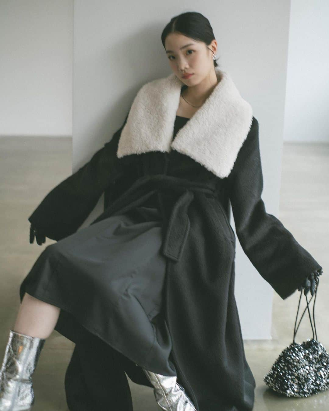 Vannie Officialさんのインスタグラム写真 - (Vannie OfficialInstagram)「23 WINTER COLLECTION.  ︎︎  pearl strap layerd cami dress black / beige / blue ¥8,250(tax in)  ︎︎  boacollar gown coat S / M plaid / beige / black ¥13,200(tax in)  #vannie_u #ヴァニーユー」12月5日 17時01分 - vannie__u