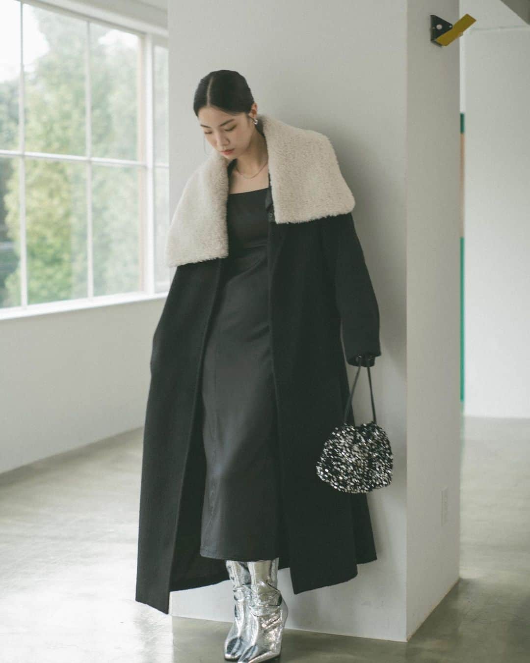 Vannie Officialのインスタグラム：「23 WINTER COLLECTION.  ︎︎  pearl strap layerd cami dress black / beige / blue ¥8,250(tax in)  ︎︎  boacollar gown coat S / M plaid / beige / black ¥13,200(tax in)  #vannie_u #ヴァニーユー」
