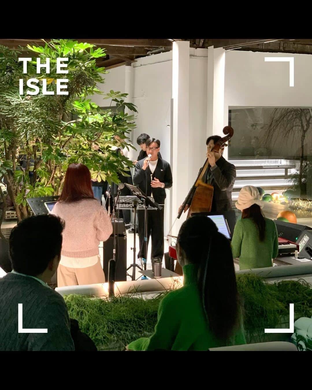 innisfree official (이니스프리) のインスタグラム：「⠀ 𝟮𝟬𝟮𝟯 𝗙𝗮𝗿𝗲𝘄𝗲𝗹𝗹 𝗝𝗮𝘇𝘇 𝗖𝗼𝗻𝗰𝗲𝗿𝘁🎙  지난 금요일 이니스프리 다아일 성수에서 첫 미니 콘서트가 열렸습니다🎺  아름답고 낭만적인 재즈가 울려 퍼지는 디아일 성수의 무한한 영감의 공간에서 한 해를 아름답게 마무리하는 시간을 가졌습니다.  앞으로도 다양한 이벤트와 콘텐츠로 디아일 성수의 공간을 다채롭게 꾸려나갈 계획이니 많은 관심 부탁드려요✨  INNISFREE‘s first mini concert was held at THE ISLE Seongsu last Friday🎺  We were able to end the year beautifully in the infinite inspirational space of THE ISLE Seongsu, where beautiful and romantic jazz resonated.   We plan to continue to diversify the space of THE ISLE Seongsu with various events and contents, so we look forward to your interest✨」