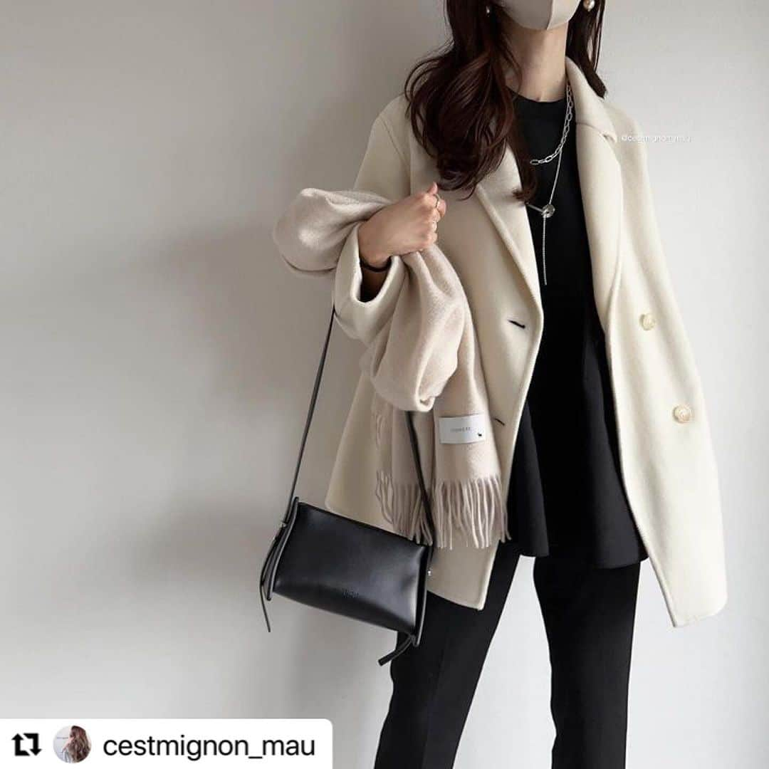 R_fashionさんのインスタグラム写真 - (R_fashionInstagram)「@cestmignon_mau さんにご紹介いただきました！ ありがとうございます🎀  -----  #Repost @cestmignon_mau with @use.repost ・・・ ぽわっとしたシルエットが可愛いニットをモノトーンでシックに🫶💓  程よく厚みのある編地でラインを拾わず体型カバー効果も🙆‍♀️❣️  knit▶︎ @kobe_lettuce #神戸レタス #フレアフォルムニット pants/outer▶︎ @uniqlo_jp #スマートアンクルパンツ /着丈長めXSサイズ #ダブルフェイスショートコート /Sサイズ bag/stole▶ @rakutenichiba.fashion shoes▶︎ 数年前   #高身長コーデ#大人女子#アラサーコーデ#きれいめカジュアル#大人カジュアル#潮流#时尚#ootd#着回しコーデ#着まわしコーデ#骨格ウェーブ#イエベ#プチプラコーデ#プチプラファッション#30代ファッション#秋コーデ#神戸レタスアンバサダー#レタジョ#大人可愛い#パンツコーデ#パンツスタイル#モノトーンコーデ#オフィスカジュアル#ユニクロコーデ  ─────────────────────  いつも投稿をご覧いただきありがとうございます！ 楽天市場ファッションアカウントでは 最新トレンドや新作アイテムを更新中📷 #楽天コーデ をつけて投稿すると記事やSNSで紹介されるかも…✨  人気アイテムやセール情報もいち早くお届け♪ いいね・フォローお待ちしてます♡ ▼▼▼ @rakutenichiba.fashion  ─────────────────────」12月5日 17時04分 - rakutenichiba.fashion