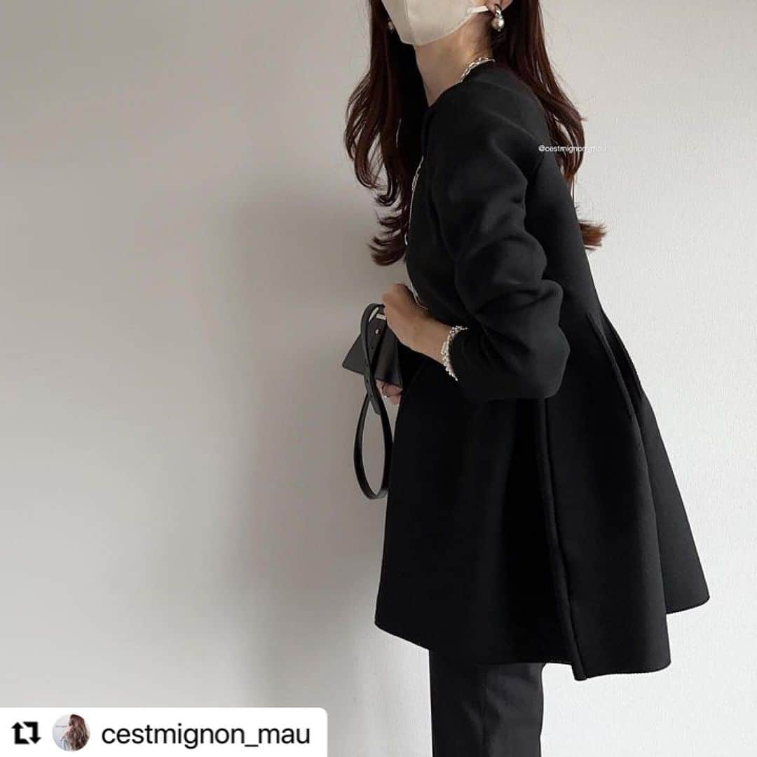 R_fashionさんのインスタグラム写真 - (R_fashionInstagram)「@cestmignon_mau さんにご紹介いただきました！ ありがとうございます🎀  -----  #Repost @cestmignon_mau with @use.repost ・・・ ぽわっとしたシルエットが可愛いニットをモノトーンでシックに🫶💓  程よく厚みのある編地でラインを拾わず体型カバー効果も🙆‍♀️❣️  knit▶︎ @kobe_lettuce #神戸レタス #フレアフォルムニット pants/outer▶︎ @uniqlo_jp #スマートアンクルパンツ /着丈長めXSサイズ #ダブルフェイスショートコート /Sサイズ bag/stole▶ @rakutenichiba.fashion shoes▶︎ 数年前   #高身長コーデ#大人女子#アラサーコーデ#きれいめカジュアル#大人カジュアル#潮流#时尚#ootd#着回しコーデ#着まわしコーデ#骨格ウェーブ#イエベ#プチプラコーデ#プチプラファッション#30代ファッション#秋コーデ#神戸レタスアンバサダー#レタジョ#大人可愛い#パンツコーデ#パンツスタイル#モノトーンコーデ#オフィスカジュアル#ユニクロコーデ  ─────────────────────  いつも投稿をご覧いただきありがとうございます！ 楽天市場ファッションアカウントでは 最新トレンドや新作アイテムを更新中📷 #楽天コーデ をつけて投稿すると記事やSNSで紹介されるかも…✨  人気アイテムやセール情報もいち早くお届け♪ いいね・フォローお待ちしてます♡ ▼▼▼ @rakutenichiba.fashion  ─────────────────────」12月5日 17時04分 - rakutenichiba.fashion