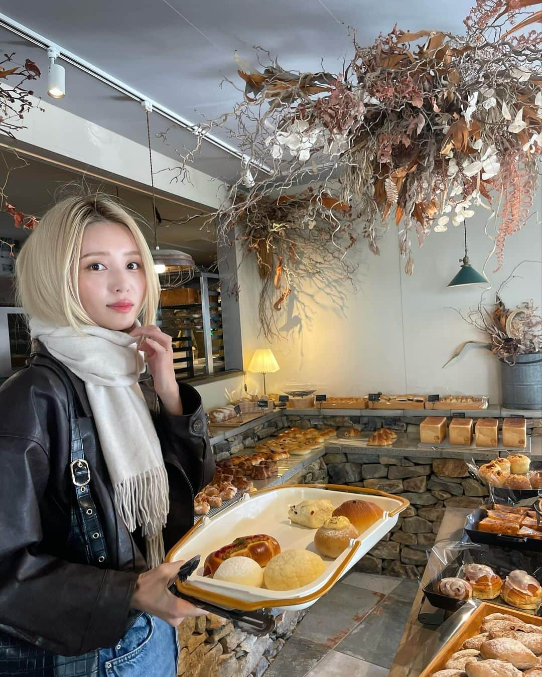 優木望未のインスタグラム：「🥐祭り。 私的、甘さもなにもないミルクロールおきにいり♡」