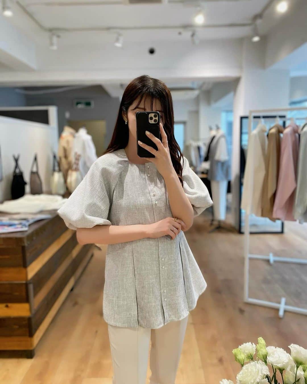 haruru0724さんのインスタグラム写真 - (haruru0724Instagram)「STYLEDOORの展示会🤍 このトップス可愛くてオーダー😍 他にも可愛いの多かった🥺💕 . . . #styledoor #emmataylor  #ママコーデ #ママファッション  #プチプラコーデ #高見えコーデ #きれいめコーデ #キレイめコーデ  #大人カジュアル #カジュアルコーデ  #きれいめカジュアル #キレイめカジュアル #シンプルコーデ #韓国っぽコーデ  #モノトーンコーデ #淡色コーデ  #展示会 #展示会巡り #2024ss  #mamagirl #locari #partegram」12月5日 17時16分 - haruru0724