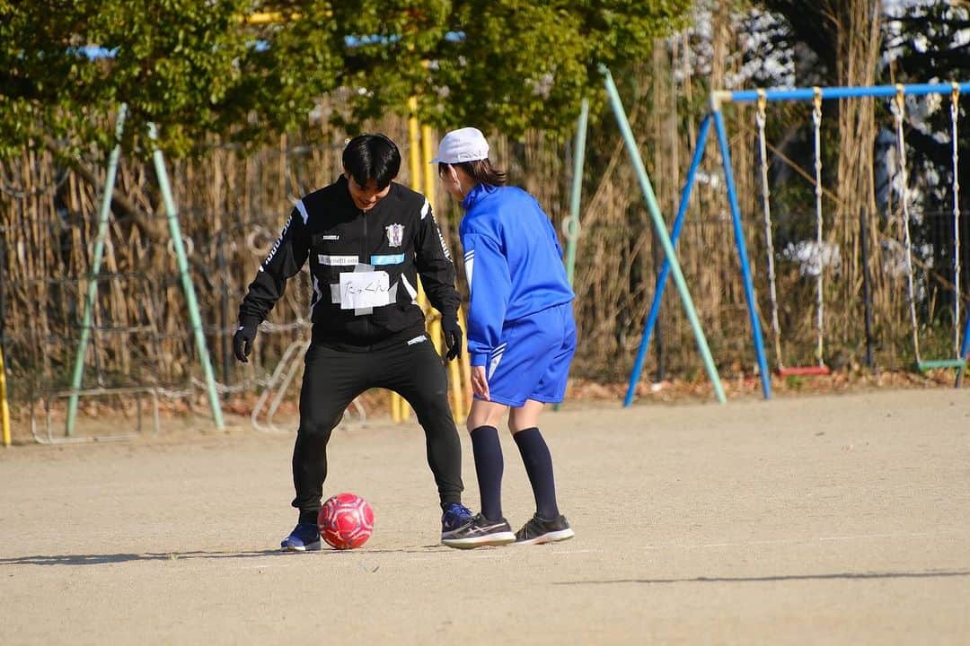 愛媛FCさんのインスタグラム写真 - (愛媛FCInstagram)「#ホムカツッ！🏠  新居浜市立 #金栄小学校 で「人権の花運動とサッカー教室」を実施しました。  #木村卓斗 選手と#牧口一真 選手が参加して、鬼ごっこやゲームをしたり、パンジーの花も生徒と一緒に植えました💐  選手からは、児童の皆さまへ 「チームワークの大切さ」「相手へのリスペクト」といった人権メッセージも贈りました🗣️✨  #新居浜市 #ehimefc #学校訪問 #ホームタウン活動  #人権の花運動 #サッカー教室  #愛媛FC新居浜  @takuto_kimura0516  @kazuma__makiguchi  @ehimefc_niihama_official」12月5日 17時09分 - ehimefc12