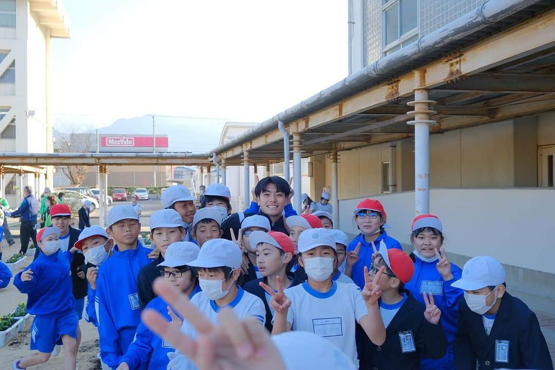 愛媛FCさんのインスタグラム写真 - (愛媛FCInstagram)「#ホムカツッ！🏠  新居浜市立 #金栄小学校 で「人権の花運動とサッカー教室」を実施しました。  #木村卓斗 選手と#牧口一真 選手が参加して、鬼ごっこやゲームをしたり、パンジーの花も生徒と一緒に植えました💐  選手からは、児童の皆さまへ 「チームワークの大切さ」「相手へのリスペクト」といった人権メッセージも贈りました🗣️✨  #新居浜市 #ehimefc #学校訪問 #ホームタウン活動  #人権の花運動 #サッカー教室  #愛媛FC新居浜  @takuto_kimura0516  @kazuma__makiguchi  @ehimefc_niihama_official」12月5日 17時09分 - ehimefc12