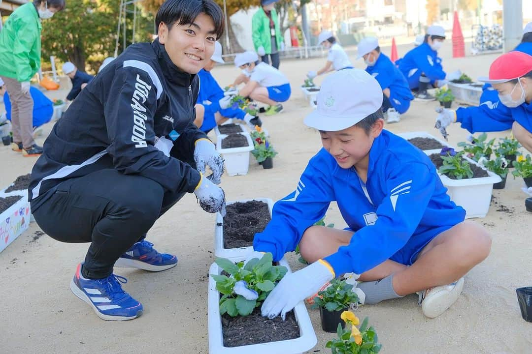 愛媛FCのインスタグラム：「#ホムカツッ！🏠  新居浜市立 #金栄小学校 で「人権の花運動とサッカー教室」を実施しました。  #木村卓斗 選手と#牧口一真 選手が参加して、鬼ごっこやゲームをしたり、パンジーの花も生徒と一緒に植えました💐  選手からは、児童の皆さまへ 「チームワークの大切さ」「相手へのリスペクト」といった人権メッセージも贈りました🗣️✨  #新居浜市 #ehimefc #学校訪問 #ホームタウン活動  #人権の花運動 #サッカー教室  #愛媛FC新居浜  @takuto_kimura0516  @kazuma__makiguchi  @ehimefc_niihama_official」