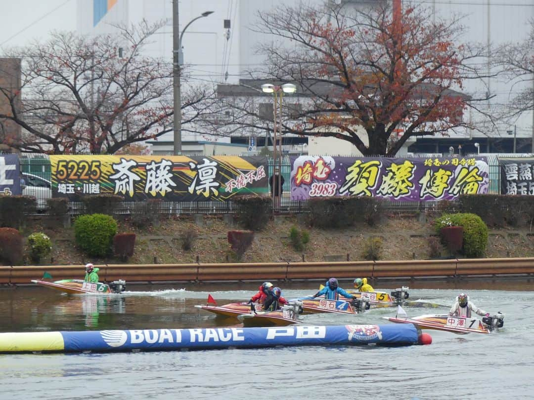 【公式】ボートレース戸田さんのインスタグラム写真 - (【公式】ボートレース戸田Instagram)「【翔んで埼玉カップ～東西対決～・東京スポーツ杯】 ２０２３年１２月２日～５日  優勝者 ３９５２　中澤和志 選手  　飛ばずに翔んだ！　地元の中澤和志（４７＝埼玉）が、インからきっちりとサイドのかかったターンの弧を描き、前節尼崎に次ぐ連続優勝、今年５回目、通算７７回目の優勝を飾った。まくり差した渋谷明憲が２着、差した明石正之が３着に入った。 　大会タイトル「翔んで埼玉カップ」の期待に、しっかりと応えた。スタートはダッシュ勢が優勢だったが、中澤もコンマ１３を踏み込んだ。３コースから攻める滝沢芳行を封じ、インから押し切った。「滝沢さんのぶち込みにびびってたけど、良かった。やっぱり行き足、回り足が良かったね」。支部先輩のスタート攻勢に警戒しつつも、序盤に仕上げたレース足を最後まで維持し、結果に結びつけた。 　これで今年の優勝は５回目。来年のＳＧ戸田クラシックへ大きく前進した。「優勝できたらとは思って来た。でも、残り３節（今回戸田、福岡、桐生）で２回と思っていた。あと１回は必要でしょ？　難しいよ。うちにはスーパーエース（桐生順平）がいるから」。こう笑い、いつものようにおどけたが、〝優勝〟のフレーズが出ることがめったにないこと。残す福岡、桐生へ秘めた闘志をぶつける。  #中澤和志 選手 #優勝おめでとうございます #埼玉支部 #飛んで埼玉 #ボートレース戸田」12月5日 17時13分 - boatrace_toda