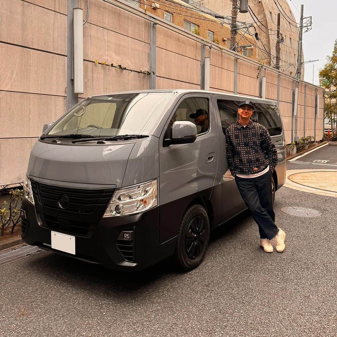 ユージのインスタグラム：「僕の新しい仲間🚗世界に一台のキャラバン。デザインは藤原ヒロシさんによるもの⚡️なんと内装には本物のペルシャ絨毯が使われているとっても贅沢な一台なんです😆僕は荷台にバイクを乗せるつもりですが🏍️笑 世界一贅沢なトランポ🚗これにバイク乗せて色んとこ行くのが楽しみ😊 この一台を企画したのはケンタくん @kentatokyodrive と 水沢アリーちゃん @ally_mizusawa と 日産 @nissanjapan ✨ そこに ヒロシさん @fujiwarahiroshi のデザインが加わり実現した一台。 そしてそれに僕が乗る😂大切に乗ります👍🏼」