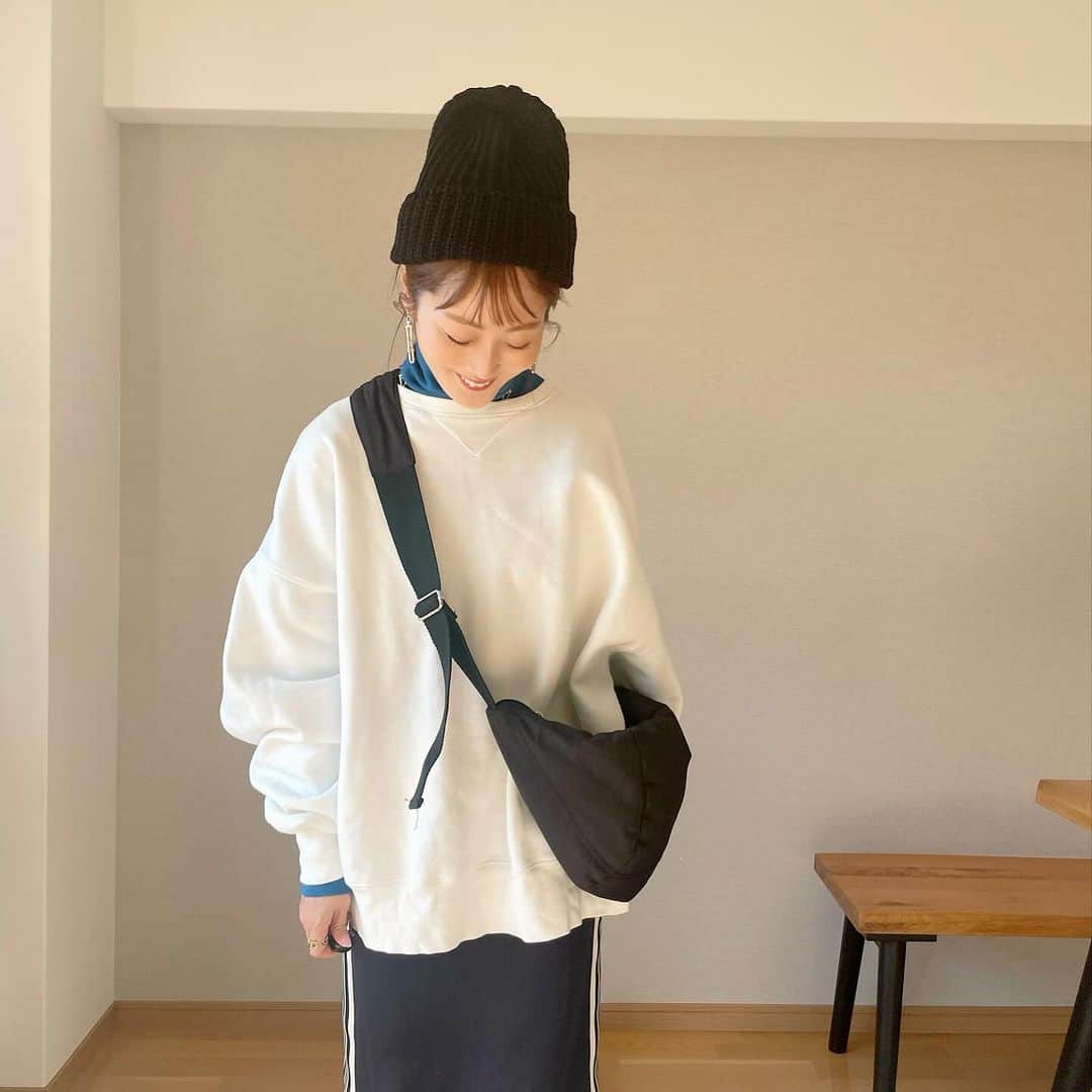 Kikuno Sayumiさんのインスタグラム写真 - (Kikuno SayumiInstagram)「いつかのカジュアルコーデ⸝⋆ @pichi__official のニット帽の形がめっちゃ良くってお気に入り♡スウェットもここの👌 今日は5のつく日でお得やけんストーリーに載せときます！ ・ バッグとスカートは　@grl_official だよ✨スカートはtu834のでちょいジャージっぽい素材で、サイドラインもカジュアルな感じで可愛い😍Mサイズだよ。 ・ ・ #PR#grl#グレイル#楽天#ママコーデ#秋冬コーデ」12月5日 17時23分 - sayumikikuno