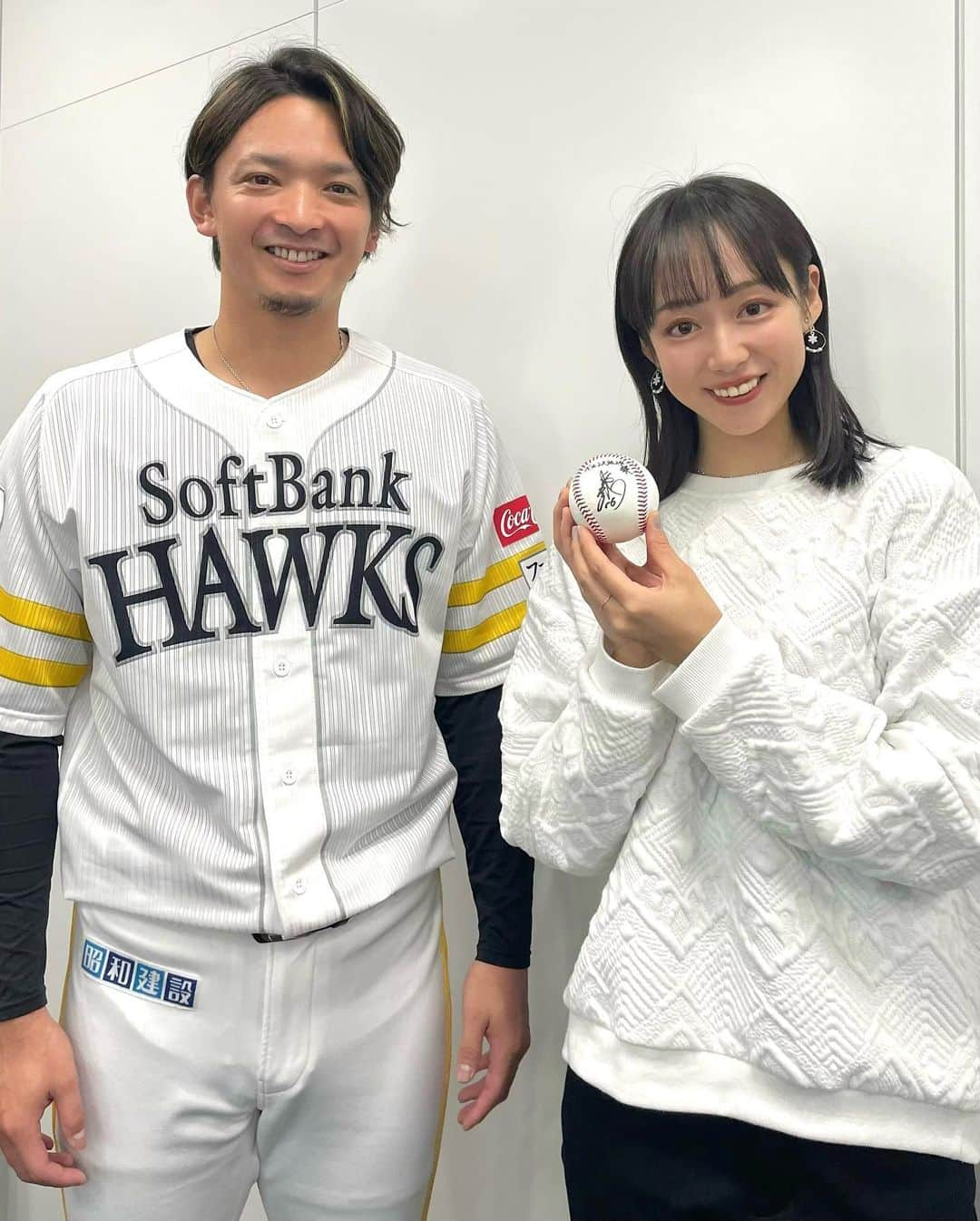 寺田真珠のインスタグラム：「福岡ソフトバンクホークスの東浜巨投手と、 お仕事でご一緒させていただきました⚾️  もう二度とないんじゃないかって思うくらいの 貴重な経験で幸せすぎました。  最後もお写真まで撮ってくださり、 ずっと優しく接してくださいました。  私自身野球が大好きなので、 野球の話で盛り上がれたのが嬉しかった、、、  またお会いできますように。  日々、寺田真珠としての活動も頑張っていきます！  皆様応援の程宜しくお願い致します🧏‍♀️🫶  #福岡 #福岡ソフトバンクホークス #プロ野球 #プロ野球選手 #東浜巨 #東浜巨投手 #パリーグ #2023 #サインボール #サイン #paypayドーム #ユニホーム #野球女子 #zara #ザラ購入品 #japan」