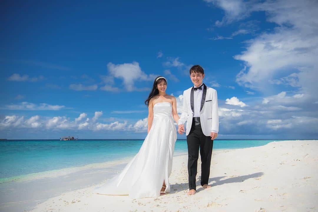 内田有理さんのインスタグラム写真 - (内田有理Instagram)「ちょうど一年前はモルディブ🇲🇻 一年前⁉️ってくらい昔の様に思える😳 眩し過ぎて目が開かない  結婚式の時しか出してない写真、タイムラグがあるにしても寝かせ過ぎた笑  #maldives  #モルディブ  #モルディブハネムーン  #モルディブ旅行」12月5日 17時35分 - yuriuchida1018
