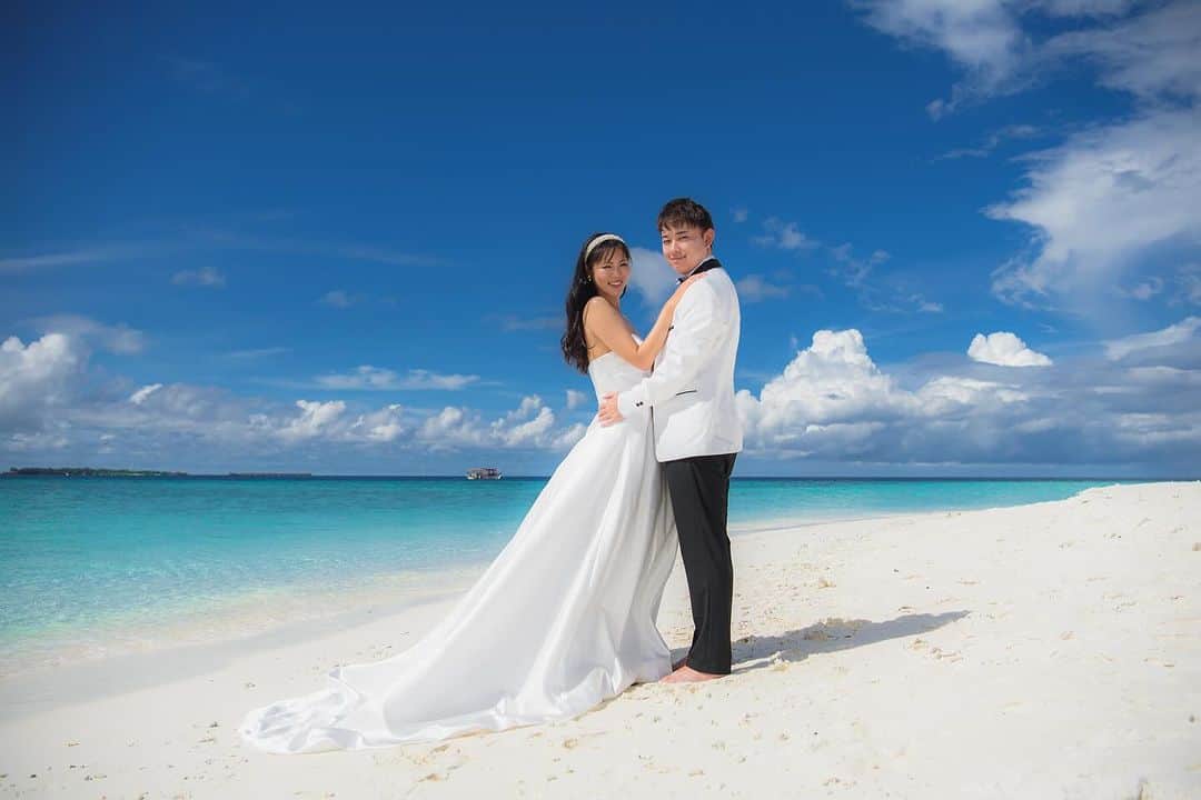 内田有理のインスタグラム：「ちょうど一年前はモルディブ🇲🇻 一年前⁉️ってくらい昔の様に思える😳 眩し過ぎて目が開かない  結婚式の時しか出してない写真、タイムラグがあるにしても寝かせ過ぎた笑  #maldives  #モルディブ  #モルディブハネムーン  #モルディブ旅行」