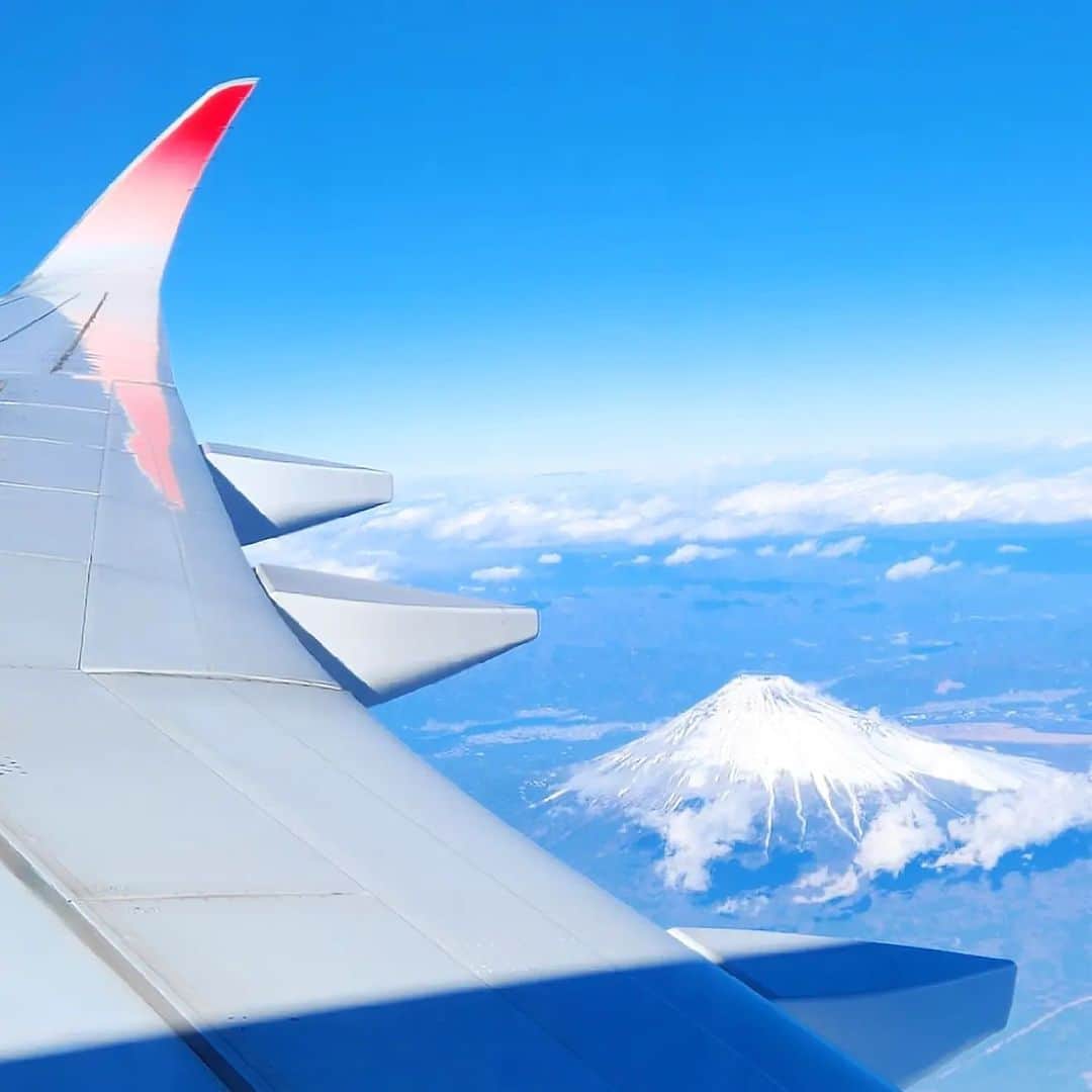 JALのインスタグラム：「. 機窓から見てみたい絶景！ エアバスA350から望む #富士山 🗻 #DramaticDecember  . . Photo by @happy_yumi5 Post your memories with #FlyJAL  #JapanAirlines #JAL #airplane #✈︎ #エアバスa350 #エアバス #空港 #青空 #飛行機 #飛行機写真 #飛行機撮影 #飛行機のある風景 #飛行機のある空 #飛行機好き #鶴丸 #旅行 #日本航空」