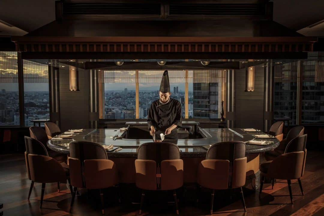 THE WESTIN TOKYO | ウェスティンホテル東京さんのインスタグラム写真 - (THE WESTIN TOKYO | ウェスティンホテル東京Instagram)「立ち上る炎がコンセプトの鉄板焼きレストラン「恵比寿」がリニューアルオープンいたしました✨   炎をイメージしてデザインした壁のライトが照らす落ち着いた空間で、職人が熟練の技術と炎を駆使して厳選食材を最高の状態に焼き上げます。 赤身の旨味と甘く口溶けのよい脂身が絶妙なバランスを持つオリジナルブランド牛「黒恵比寿牛」や新鮮な魚介もご用意。シェフの華麗な手さばきと立ち上る湯気や香り、食材本来の魅力を引き出した味わいなど五感で楽しむ鉄板焼きならではの特別感をご堪能いただけます。 ウェスティンホテル東京最上階にある店内のカウンター席からは東京の夜景を一望でき、晴れた日には世界遺産の富士山も望めます。心に残る特別なひとときをお過ごしください。   詳細はプロフィールのリンクより🔗   Yebisu, a Teppanyaki restaurant based on the concept of rising flames is reopening its doors ✨   Illuminated by wall lights resembling these very flames, enjoy craftsmen of Teppanyaki art use their expert skills to turn carefully selected premium ingredients into mouthwatering dishes. In addition to the hotel's original “Yebisu Wagyu” and fresh seafood, we are also offering a wide variety of Teppan courses that guarantee a delightful experience that you will relish with all five senses. Join us at Yebisu to warm up with dynamic Teppan delicacies along with the breathtaking views of Mt.Fuji on clear days and Tokyo's skyline at night.   For more details please visit our bio link🔗   #ウェスティンホテル東京 #ウェスティンホテル #ウェスティン #ホテル #日本 #東京 #ウェスティン東京30周年 #改装 #グランドオープン #ホテルグランドオープン#ゲストルーム #鉄板焼き #ホテルリノベーション #恵比寿 #恵比寿リニューアルオープン #WestinTokyo#westinhotel#WestinTokyoRestaurants #westin#hotel #tokyo #Yebisu #beautifulhotels #reopening #yebisurenewal #luxurytrip #renovation #grandopen #LetsRise #Teppanyaki」12月5日 17時30分 - westintokyo