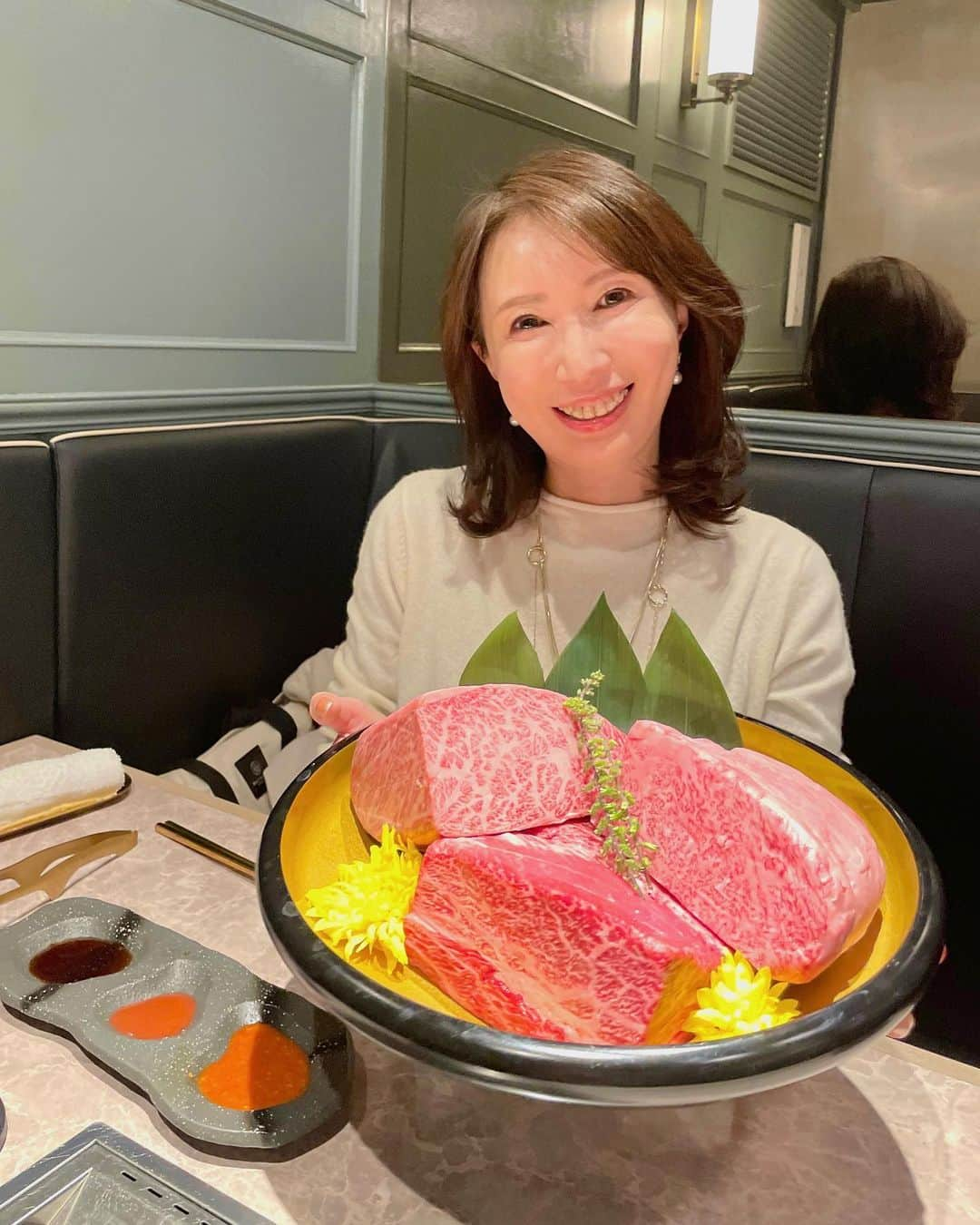 奈々のインスタグラム：「恵比寿にある焼肉屋さん  全席完全個室でプライベート感抜群な焼肉屋 『牛姫』  2023年10月オープンの 新進気鋭の焼肉屋さん  月毎にシェフが選んだ こだわりA5の国産黒毛和牛を 堪能できるお店💖  女性から人気の牛姫ねぎタン塩 卵の黄身を割って楽しめる和牛ユッケ😍  見た目も優美な焼肉メニュー👍  自家製タレ、梅タレ、胡椒タレなども 美味しかった😍  さらに肉ケーキやアニバーサリープレートなど 記念日に利用できる 豪華サービスもあるよ❣️  朝4時まで営業中なので深夜も ゆっくりとお楽しみいただけます😊  📍住所 東京都渋谷区恵比寿南1-8-9 京城ビル 2F 📞: 050-5600-9945  @ushihime_ebisuhonten  #PR #牛姫 #恵比寿グルメ #恵比寿焼肉 #恵比寿ディナー #恵比寿焼肉屋 #焼肉 #焼肉屋 #恵比寿デート #女子会ディナー #楽しい時間 #楽しい #楽しいお食事 #恵比寿ごはん #ミセスモデル #お肉大好き #お肉 #アラフィフモデル」