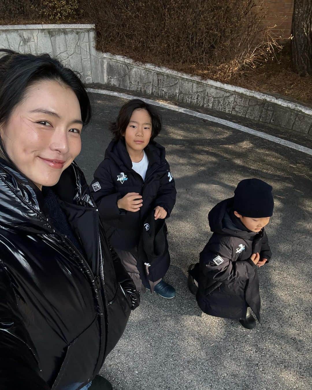 カヒ さんのインスタグラム写真 - (カヒ Instagram)「잠깐 집앞 산책도 넘 행복하는 두아들 🩵 많이 컸죠?」12月5日 17時42分 - kahi_korea