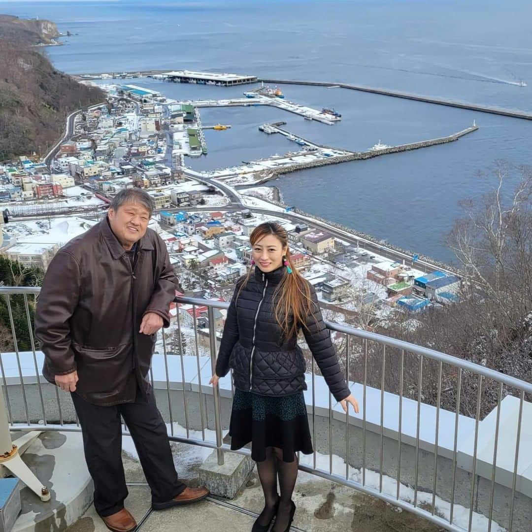 小野友葵子さんのインスタグラム写真 - (小野友葵子Instagram)「【羅臼国後展望塔】  羅臼へ行ってきました。  中標津はまだ雪がありませんが、 羅臼は少し雪がありましたよ。⛄  『羅臼国後展望塔』   🌟羅臼岳をバックに 🌟北方領土の国後島をバックに 🌟羅臼市街をバックに  寒かったけれど、 空気もキレイで気持ちよかったです。✨  ｡.｡:+* ﾟ ゜ﾟ *+:｡.｡:+* ﾟ ゜ﾟ *+:｡.｡ 🎵2023/12/12（火）15:00 酵素クレープ専門店クレープアリサ東京 https://ameblo.jp/onoyukiko/entry-12829703660.html  📻2023/12/16（土） 動画配信型ラジオレギュラー冠番組 『小野友葵子のBella Serata‼』 第1、第3土曜日 21：00～21：50生放送中 https://ameblo.jp/onoyukiko/entry-12831051554.html  🎵2023/12/17（日）19:00 STUDIO VIRTUOSI https://ameblo.jp/onoyukiko/entry-12829587014.html  🎵2023/12/24（日）13:00 たいこ茶屋 https://ameblo.jp/onoyukiko/entry-12829073861.html  🎵2024/1/14（日）12:00 六本木ヒルズクラブ https://ameblo.jp/onoyukiko/entry-12828877461.html  💿小野友葵子コラボ参加CD発売中！ https://ameblo.jp/onoyukiko/entry-12800332342.html  🎼小野友葵子プロデュース若手オペラ歌手グループ『I BOCCIOLI』メンバー募集中！ https://ameblo.jp/onoyukiko/entry-12800609513.html ｡.｡:+* ﾟ ゜ﾟ *+:｡.｡:+* ﾟ ゜ﾟ *+:｡.｡ 🌹HP https://www.onoyukiko.com/ 🌹ブログ http://ameblo.jp/onoyukiko 🌹Instagram（yukikoonosoprano） https://www.instagram.com/yukikoonosoprano/ 🌹Twitter https://twitter.com/yukiko_ono 🌹YouTube（YukikoOno小野友葵子） https://www.youtube.com/user/VitaRoseaYukikoOno 🌹小野友葵子のコンサートってどんな感じ？ https://youtu.be/bWges5LlLnw ｡.｡:+* ﾟ ゜ﾟ *+:｡.｡:+* ﾟ ゜ﾟ *+:｡.｡  #北海道 #羅臼 #羅臼町 #知床 #羅臼国後展望塔 #羅臼岳 #北方四島 #北方領土 #国後島 #錦戸親方 #ソプラノ歌手 #オペラ歌手 #オペラ #錦戸部屋女将 #バラ好き #パンダ好き #ミラノ #イタリア #ラジオパーソナリティー #プロデューサー #若手アーティスト支援 #デビュー15周年」12月5日 17時42分 - yukikoonosoprano