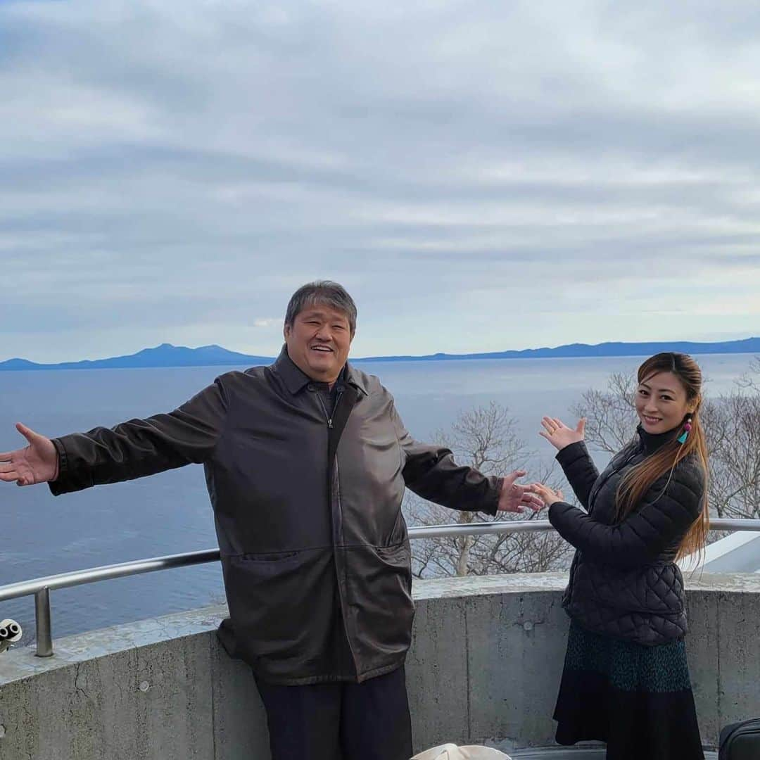 小野友葵子のインスタグラム：「【羅臼国後展望塔】  羅臼へ行ってきました。  中標津はまだ雪がありませんが、 羅臼は少し雪がありましたよ。⛄  『羅臼国後展望塔』   🌟羅臼岳をバックに 🌟北方領土の国後島をバックに 🌟羅臼市街をバックに  寒かったけれど、 空気もキレイで気持ちよかったです。✨  ｡.｡:+* ﾟ ゜ﾟ *+:｡.｡:+* ﾟ ゜ﾟ *+:｡.｡ 🎵2023/12/12（火）15:00 酵素クレープ専門店クレープアリサ東京 https://ameblo.jp/onoyukiko/entry-12829703660.html  📻2023/12/16（土） 動画配信型ラジオレギュラー冠番組 『小野友葵子のBella Serata‼』 第1、第3土曜日 21：00～21：50生放送中 https://ameblo.jp/onoyukiko/entry-12831051554.html  🎵2023/12/17（日）19:00 STUDIO VIRTUOSI https://ameblo.jp/onoyukiko/entry-12829587014.html  🎵2023/12/24（日）13:00 たいこ茶屋 https://ameblo.jp/onoyukiko/entry-12829073861.html  🎵2024/1/14（日）12:00 六本木ヒルズクラブ https://ameblo.jp/onoyukiko/entry-12828877461.html  💿小野友葵子コラボ参加CD発売中！ https://ameblo.jp/onoyukiko/entry-12800332342.html  🎼小野友葵子プロデュース若手オペラ歌手グループ『I BOCCIOLI』メンバー募集中！ https://ameblo.jp/onoyukiko/entry-12800609513.html ｡.｡:+* ﾟ ゜ﾟ *+:｡.｡:+* ﾟ ゜ﾟ *+:｡.｡ 🌹HP https://www.onoyukiko.com/ 🌹ブログ http://ameblo.jp/onoyukiko 🌹Instagram（yukikoonosoprano） https://www.instagram.com/yukikoonosoprano/ 🌹Twitter https://twitter.com/yukiko_ono 🌹YouTube（YukikoOno小野友葵子） https://www.youtube.com/user/VitaRoseaYukikoOno 🌹小野友葵子のコンサートってどんな感じ？ https://youtu.be/bWges5LlLnw ｡.｡:+* ﾟ ゜ﾟ *+:｡.｡:+* ﾟ ゜ﾟ *+:｡.｡  #北海道 #羅臼 #羅臼町 #知床 #羅臼国後展望塔 #羅臼岳 #北方四島 #北方領土 #国後島 #錦戸親方 #ソプラノ歌手 #オペラ歌手 #オペラ #錦戸部屋女将 #バラ好き #パンダ好き #ミラノ #イタリア #ラジオパーソナリティー #プロデューサー #若手アーティスト支援 #デビュー15周年」