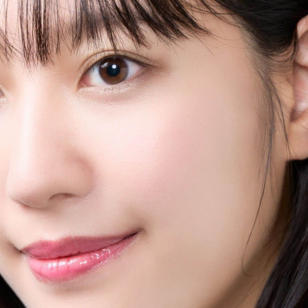 Elégance cosmeticsさんのインスタグラム写真 - (Elégance cosmeticsInstagram)「【ホリデーの特別感を毎日のメイクにも！】 ラ プードル オートニュアンス Ⅴを使った 繊細なきらめきを纏うメイク✨  普段のメイクに華やかさを出すために ラ プードルとアイカラーはラメ感の出るものをチョイス！  アイカラーはパレットの右をアイホール全体と下まぶたにのせて。 ラ プードルを纏った肌に、さらにラメ感をプラス◎  ■■■使用アイテム■■■ 【FACE POWDER 】⠀ ラ プードル オートニュアンス Ⅴ 11,000円(税込)  【EYE】 エタンセル アルモニーアイズ 03 3,850円(税込)  【LIP】 ブリリアント ルージュ ビジュー 07 3,850円(税込)  ラメをプラスすることで華やかな仕上がりに！ ぜひ参考にしてみてくださいね♪  ▼アイテムの詳細は公式サイトでチェック @elegance_cosmetics ------------------------------------------------------- #エレガンスコスメティックス #ラプードルオートニュアンス #エタンセルアルモニーアイズ #ブリリアントルージュビジュー #ホリデー #クリスマスメイク」12月5日 17時35分 - elegance_cosmetics