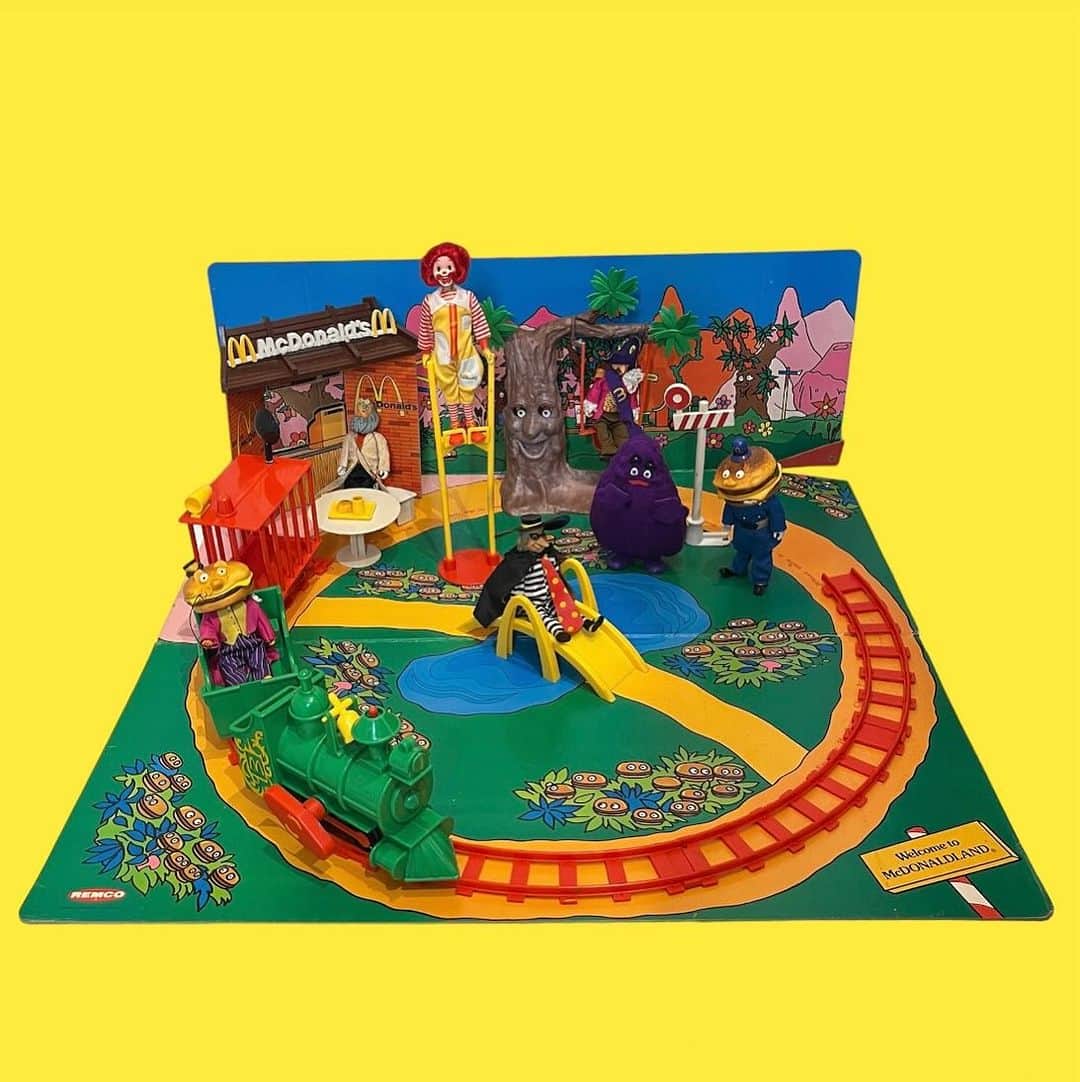 おもちゃやSPIRALのインスタグラム：「1976 Remco McDonald's McDonaldland Playset入荷しました🍟🍔🏠✨  パーツの欠品など少しありますが、Good Conditionです👍🏻✨  なかなかここまでの状態のものは見つかりませんので、オススメです❤️」