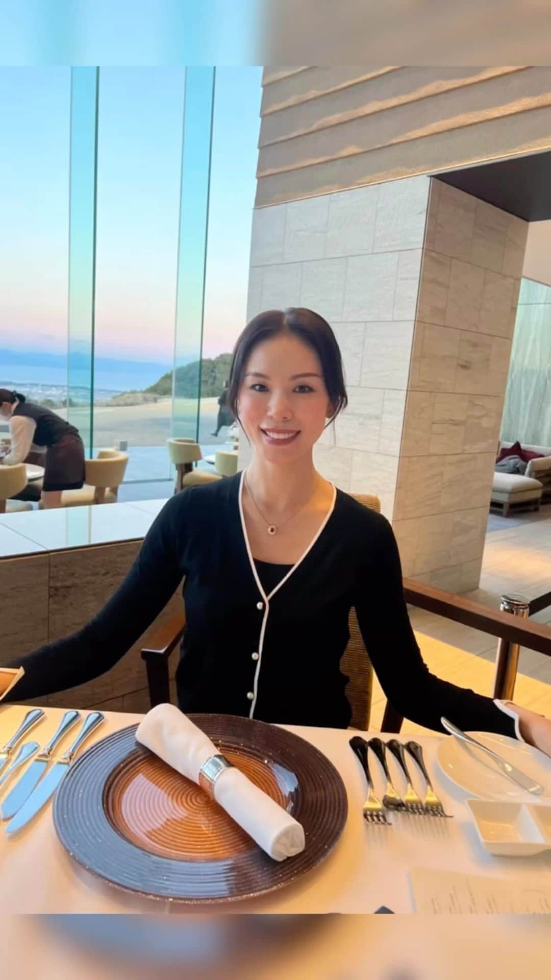森理世のインスタグラム：「Fun with AI edits - What are we naming this futuristic looking place? 🤖」