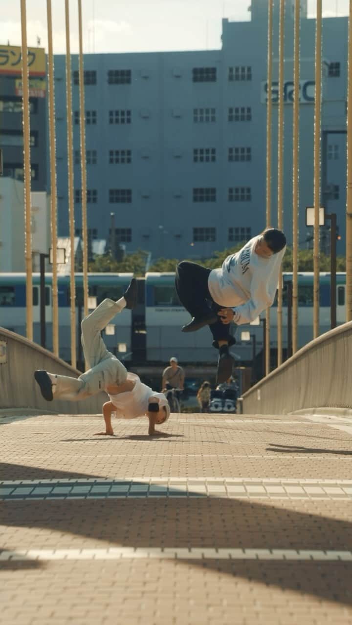 飯沼月光のインスタグラム：「KONNICHIWA from JAPAN🇯🇵⛩️Dancers from the Valuence INFINITIES🦄  🕺🏻：@bboy_tsukki @dapso_seiya 🎥：@mak_otome 🙏：@feworks_films 🎵：Kyoto Rooftops/Matstubs   #reels #bboytsukki #breakdance #bboy #streetdance #ValuenceINFINITIES」