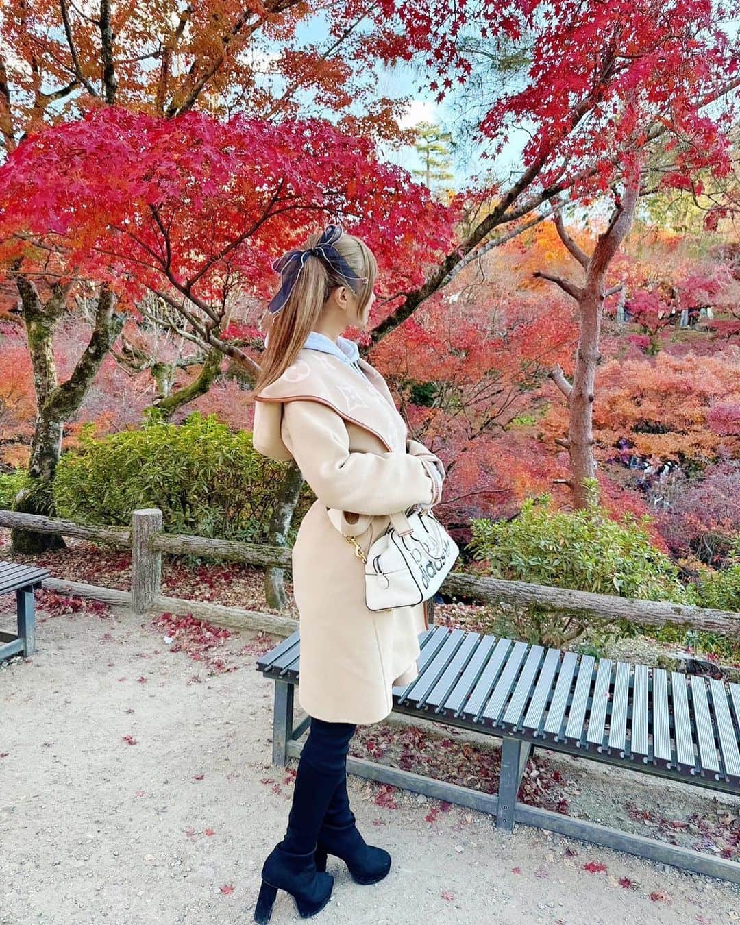 かえるちゃんのインスタグラム：「日本の春夏秋冬は素敵💓💓  ってことで、京都に紅葉をみにっ🍁 本当に綺麗でした！ 今年はピークがいまらしくて真っ赤で すごく感動した(^^)  そして行ってみたかった勝負運の神社 藤森神社⛩️⛩️ 絵馬に書いたことが叶ってて、、 ほんとにすごすぎる🤣🙏💓  これはお礼しにまた行かなきゃ！ 色んな勝負運の神社いきたいなあ〜  みんな教えてっ☺️🕊️ ♡ ♡ #藤森神社 #紅葉  #京都 #東福寺 #japan  #脚が本体のギャルコスプレイヤー #かえるちゃん #介護美容師 #撮影会モデル #ポートレート女子 #ポートレート撮影 #被写体モデル #good_portraits_world #hueart_life #lovers_nippon_portrait #pasha_magagine #portrait_shot #写真好きな人と繋がりたい #お洒落さんと繋がりたい #角色扮演  #얼스타그램 #팔로우 #コスプレイヤー #バーレスクヤバイ #バーレスク東京 #ギャル #派手髪 #cosplay  #cosplayer  #followme」
