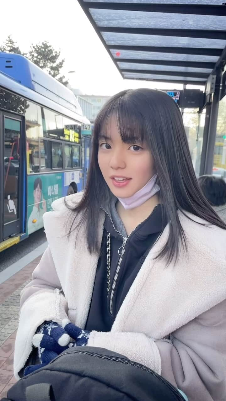 松島かのんのインスタグラム：「🇰🇷の朝は寒かった❄️ 🚎待ち中に動画を撮ったんだけど－3℃🫧だったよ🩵  #松島かのん #制コレ22 #準グランプリ #動画 #リール #リール動画 #イモトのwifi #イモトのwifiダンス #韓国 #黒髪 #セミロング #jk #ljk #17歳 #06 #follow #followme」