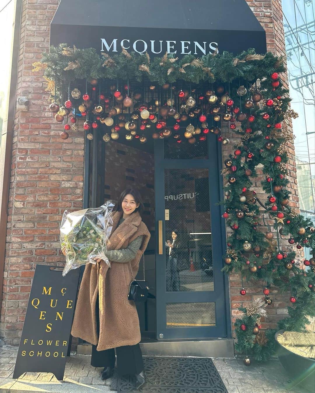 パク・タミのインスタグラム：「- 애정하는 @mcqueenskorea 에서의 리스 만들기! 다 하고 나니~ 어떻게 해야 예쁜지 알겠고~ ㅎㅎ 왜 나는 늘 늦게 깨닫는것일까.. ㅋㅋ  같은 재료임에도 성향에 따라 다르게 표현되는게 신기했고. 나의 꼼꼼함이 답답하게 느껴져, 성격이 좀 바뀌면? 싶은 생각과 ㅎ 대담하게 확 놔버리는 훈련이 시급하다라는 생각도?  그.럼.에.도. 내가 만든 리스 참 예쁘다..  맥퀸즈는 늘 특별하다💓  얼른 들어가 현관에 달아놔야지~🎄」