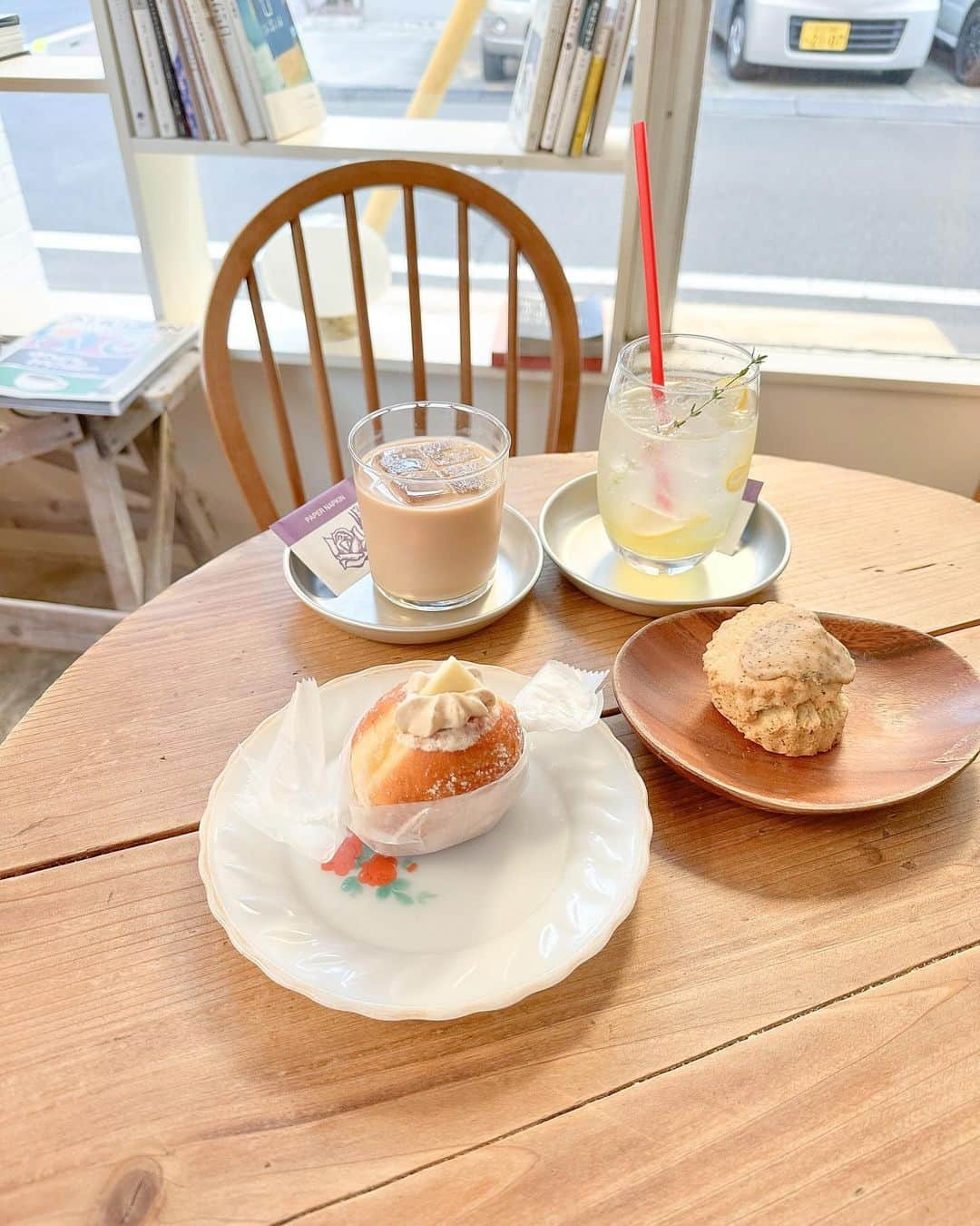 谷口夢奈さんのインスタグラム写真 - (谷口夢奈Instagram)「🍩 ⁡ ⁡ この種類のクリームドーナツ好きで… もっちもちな生地、罪なカロリー爆弾💣 おいしくない訳ないじゃん😭 ⁡ スコーンもあった！ アールグレイ味に弱くて見つけたら絶対買う… おいしそうなパン他にもたくさんありました！ ⁡ ⁡ ⁡ #chigaya #chigayabakery #chigayakuramae #cafe #cafestagram #kuramae #蔵前カフェ #カフェ #カフェ巡り #クリームドーナツ #生ドーナツ #셀스타그램 #데일리룩 #오오티디 #카페 #먹스타그램 #맛스타그램」12月5日 17時51分 - yuna_tani