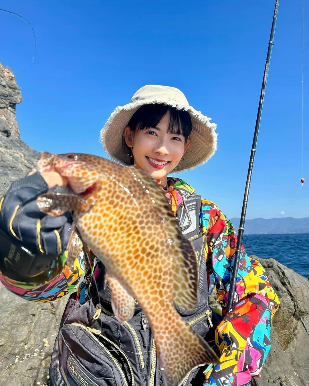 阪本智子さんのインスタグラム写真 - (阪本智子Instagram)「🎣♡  フカセ釣りで釣った#オオモンハタ  かのあの初めて食べる魚は、 "なかなか釣れないレアな魚"と決めていたので🥄  釣った瞬間にこれだ！と思いました😆  もぐもぐ動画は明日載せます🤍  #磯釣り #フカセ釣り #釣り女子 #釣りママ #阪本智子」12月5日 17時45分 - tomoko_sakamoto423