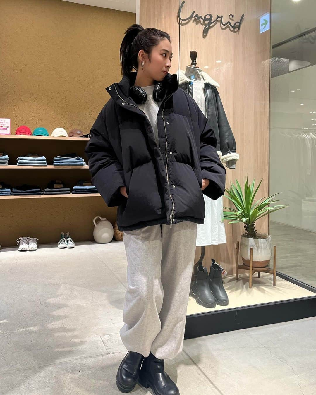 RUNWAY channelさんのインスタグラム写真 - (RUNWAY channelInstagram)「【みんながチェックしてる！】：Ungrid 人気ブランドのスタッフコーデ⛄🤍 今から買うアイテムの参考にしてみて👀  １．リアルバイしたロングコート🧥 首が立つのでマフラーいらずで楽ちん🧣♡ かなりの軽量なので着てて肩こりが しないです！！！！ 中にもしっかり着込めるサイジングなので 厚めのニットでも◎  ２．昨年も人気だったダウンジャケット🥺 164㎝でSサイズ着用していますが、Sサイズでもゆったり着ていただけます！！  ３．【大人綺麗めコーデ】 大人気ギャザースカートのレザーverが出ました🫶 しっとりした触り心地。 広がりすぎずストンと落ちるので、スカートが苦手な方でも着ていただけます！！   ４．【シャギージャカードニット】 どのカラーも可愛いのですが、このグリーンは特にあまり見ない配色がお洒落見えして可愛いな、と！♡   ･･････････････････････････････ ⁡ 📢続きはRUNWAYchannelで！   ／ RUNWAYchannelお得情報をお知らせ📢 ＼  ■会員限定特別イベント開催中 ■商品お気に入り登録でポイントが貯まる ⁡ ･･････････････････････････････」12月5日 17時47分 - runway_channel