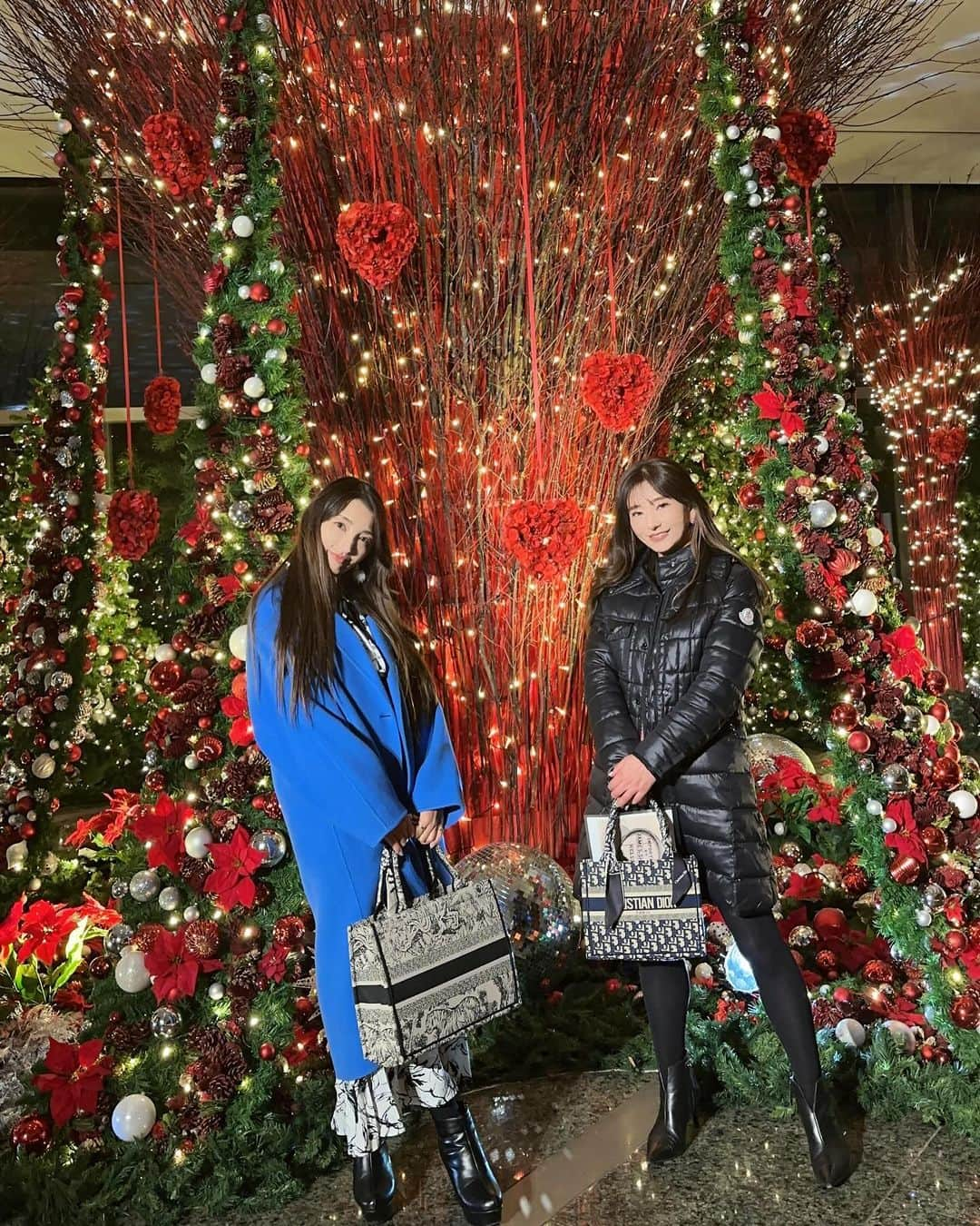 マキろんのインスタグラム：「@grandhyatttokyo  #グランドハイアット東京  けやき坂イルミネーションを 楽しんだあとはハイアットの マデューロで飲んで語って🍷✨❤️ めっちゃ楽しい時間だったー❤️  ジェニファーさんが 新しく起業した トータル美容サロンを オープンしたよー‼️ その話もきけたし嬉しい  Salon de CANARY 圧巻のメニューの多さ❤️ https://beauty.hotpepper.jp/kr/slnH000647340/  サロンオーナーとしてはもちろん その他のお勉強にもめっちゃ 励んでる姿が眩しい✨✨✨  そして 10歳以上若返ってて ビックリー✨さすが美容のお仕事してるだけある❤️  何歳からでも人は変われるし 好きなことを叶えられることを 感じた時間でしたー✨  ジェニファーさんおめでとう🎉  #山内智恵　#アラフィフライフ #女性起業家　#tokyolife #六本木イルミネーション #東京イルミネーション」