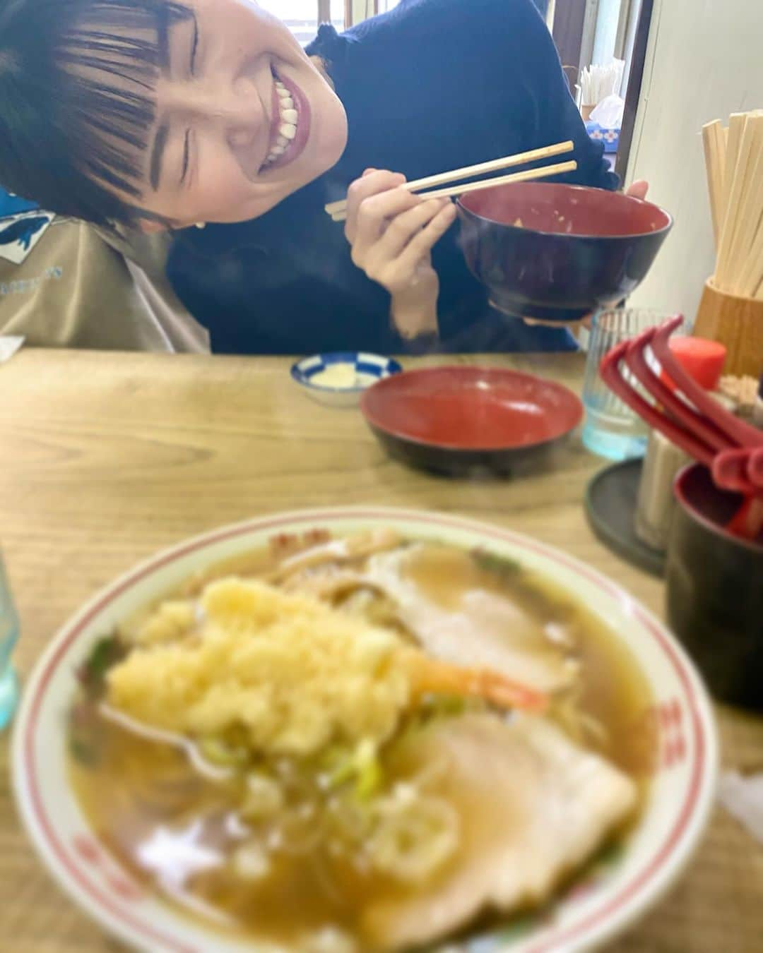 新山大さんのインスタグラム写真 - (新山大Instagram)「すきあり！と、写り込んで来てポートレートモードの焦点を天中華からかっさらう未佳様📷✨  #服部未佳 #ピント泥棒 #いたずらっ子 #おほほ #天中華 #原食堂 #昼休憩 #お昼ご飯 #おいしい #ご馳走様でした #午後もがんばりましょう #ハッピィぐるめ」12月5日 17時50分 - dai_niiyama