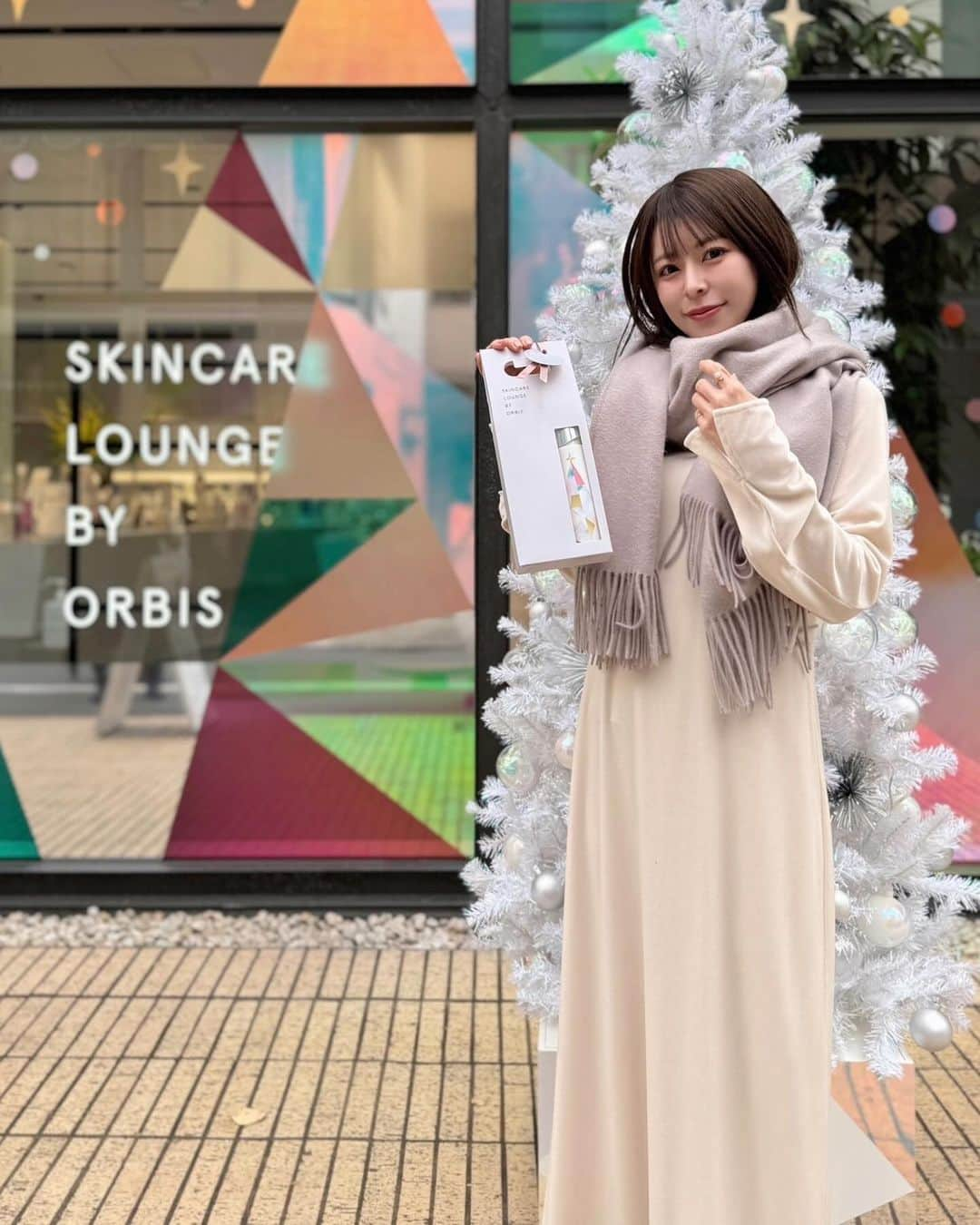 工藤はるかのインスタグラム：「@skincare_lounge_by_orbis のクリスマスイベントに行ってきました..🎄🫧🎅🏻  クリスマス限定のボトルデザインや、限定ドリンクも とっても可愛くて..♡  店舗ではセルフプリズムチェッカーの体験や ローションの現品が当たるチャンスも🧖🏻‍♀️  2階にはプリクラのような機械もあって お友達と一緒に行って撮るのも楽しそう🫣🎀（1品購入＆アプリ会員登録で撮影できるよ💡）  楽しいコンテンツが盛りだくさんで、 フォトスポットもたくさんあって1時間みっちり 楽しんでしまった😂🫶🏻  店舗で豪華特典がもらえるスタンプラリーも開催中✍🏻💮  クリスマスイベントは12/25まで🎄✨  #ORBISPRISMXMAS #skincareloungebyorbis #スキンケアラウンジバイオルビス」