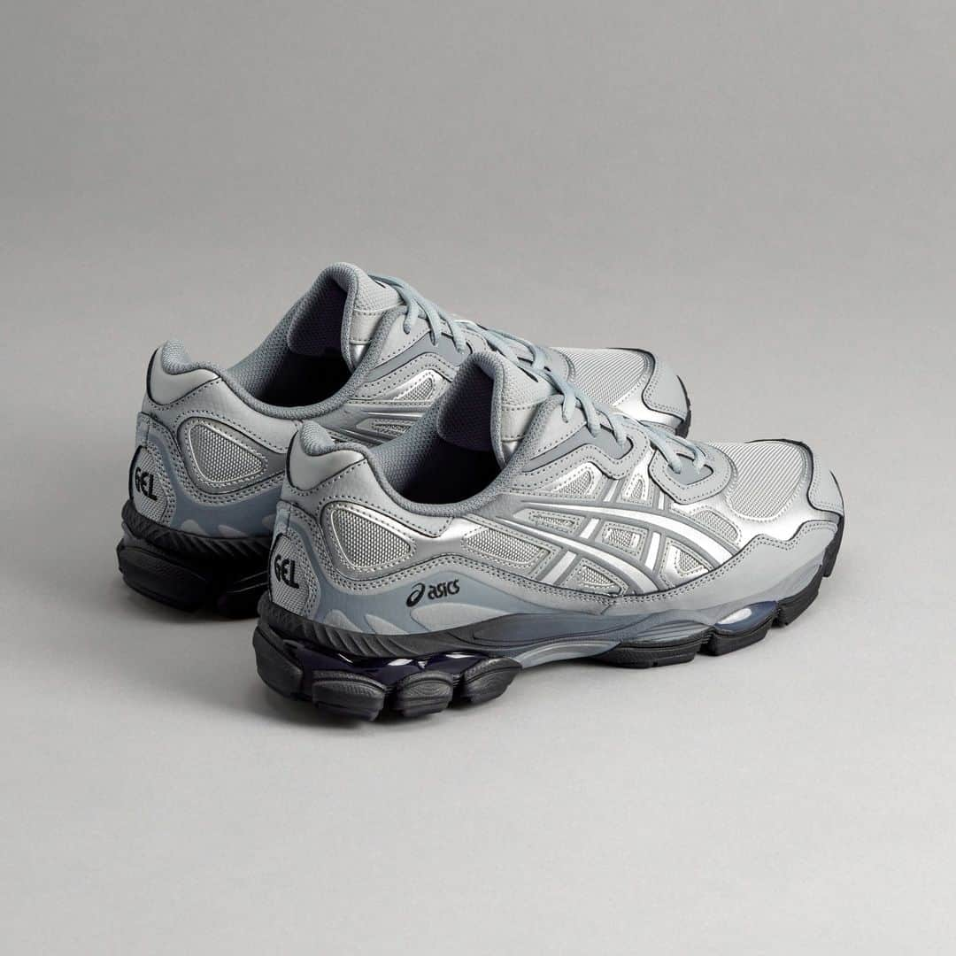 ASICS Tiger JAPANさんのインスタグラム写真 - (ASICS Tiger JAPANInstagram)「. GEL-NYC -MID GREY/SHEET ROCK  2023.12.07 LAUNCH  [取扱店舗] ・アシックス公式ストア（原宿店・オンラインストア） ※心斎橋店は改装のため一時休業期間（11.27～12.18）となります。 ・一部のスポーツスタイル商品取扱店  GEL-NYCは、伝統とモダンなパフォーマンスランニングスタイルからインスパイアされ誕生したライフスタイルスニーカー。​アッパーは、2000年代初頭に登場したGEL-NIMBUS 3をベースに、GEL-MCPLUS Vのさまざまなデザインを掛け合わせ、​ツーリングにはランニングシューズGEL-CUMULUS 16のツーリングシステムを使用し、アッパーのレトロなデザインを際立たせている。軽量性に優れたフォーム材とGELテクノロジーを採用したミッドソールが快適な履き心地をサポート。  #GELNYC #ASICS #ASICSSportStyle  #kicks #sneakers #sneakerhead #sneakerfam #シューズ #スニーカー #ファッション #カジュアル #カジュアルコーデ #ストリートファッション #ジャパスニ #スニーカーヘッズ #ストリートコーデ #コーディネート #スニーカー男子 #スニーカー女子」12月5日 18時00分 - asics_sportstyle_jp