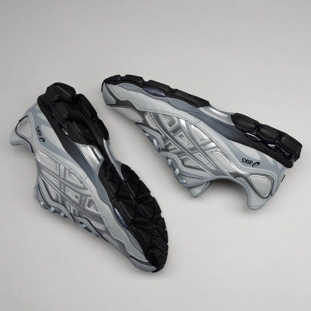 ASICS Tiger JAPANさんのインスタグラム写真 - (ASICS Tiger JAPANInstagram)「. GEL-NYC -MID GREY/SHEET ROCK  2023.12.07 LAUNCH  [取扱店舗] ・アシックス公式ストア（原宿店・オンラインストア） ※心斎橋店は改装のため一時休業期間（11.27～12.18）となります。 ・一部のスポーツスタイル商品取扱店  GEL-NYCは、伝統とモダンなパフォーマンスランニングスタイルからインスパイアされ誕生したライフスタイルスニーカー。​アッパーは、2000年代初頭に登場したGEL-NIMBUS 3をベースに、GEL-MCPLUS Vのさまざまなデザインを掛け合わせ、​ツーリングにはランニングシューズGEL-CUMULUS 16のツーリングシステムを使用し、アッパーのレトロなデザインを際立たせている。軽量性に優れたフォーム材とGELテクノロジーを採用したミッドソールが快適な履き心地をサポート。  #GELNYC #ASICS #ASICSSportStyle  #kicks #sneakers #sneakerhead #sneakerfam #シューズ #スニーカー #ファッション #カジュアル #カジュアルコーデ #ストリートファッション #ジャパスニ #スニーカーヘッズ #ストリートコーデ #コーディネート #スニーカー男子 #スニーカー女子」12月5日 18時00分 - asics_sportstyle_jp