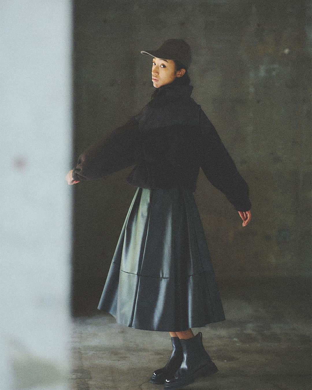 upper hights OFFICIALのインスタグラム：「upper hights 2023 Fall/Winter ”Basedge”  Key word ”The Importance Of Basic"  Tops : GEN-U ZIP Skirt : Cecily Cap : Etana  #upperhights #23fallwinter #23fw #newseason #coat #アッパーハイツ」