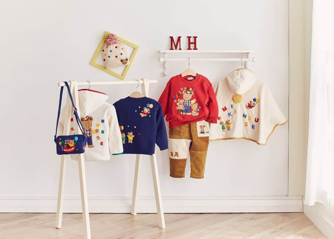 MIKI HOUSE ミキハウスのインスタグラム：「【23New Arrivals～🛒★】 現在ミキハウスで注目を集めているのが… 🐻ミキハウスベアシリーズ🐻✨  目新しさがありながら、どこか 懐かしさもあるレトロでかわいい デザインが人気の秘訣！👍  ウエアはもちろん小物やグッズにも注目です！👀   #mikihouse #ミキハウス #ミキハウスコーデ #きょうだいペア #レトロ #くま #bear #いえなか」