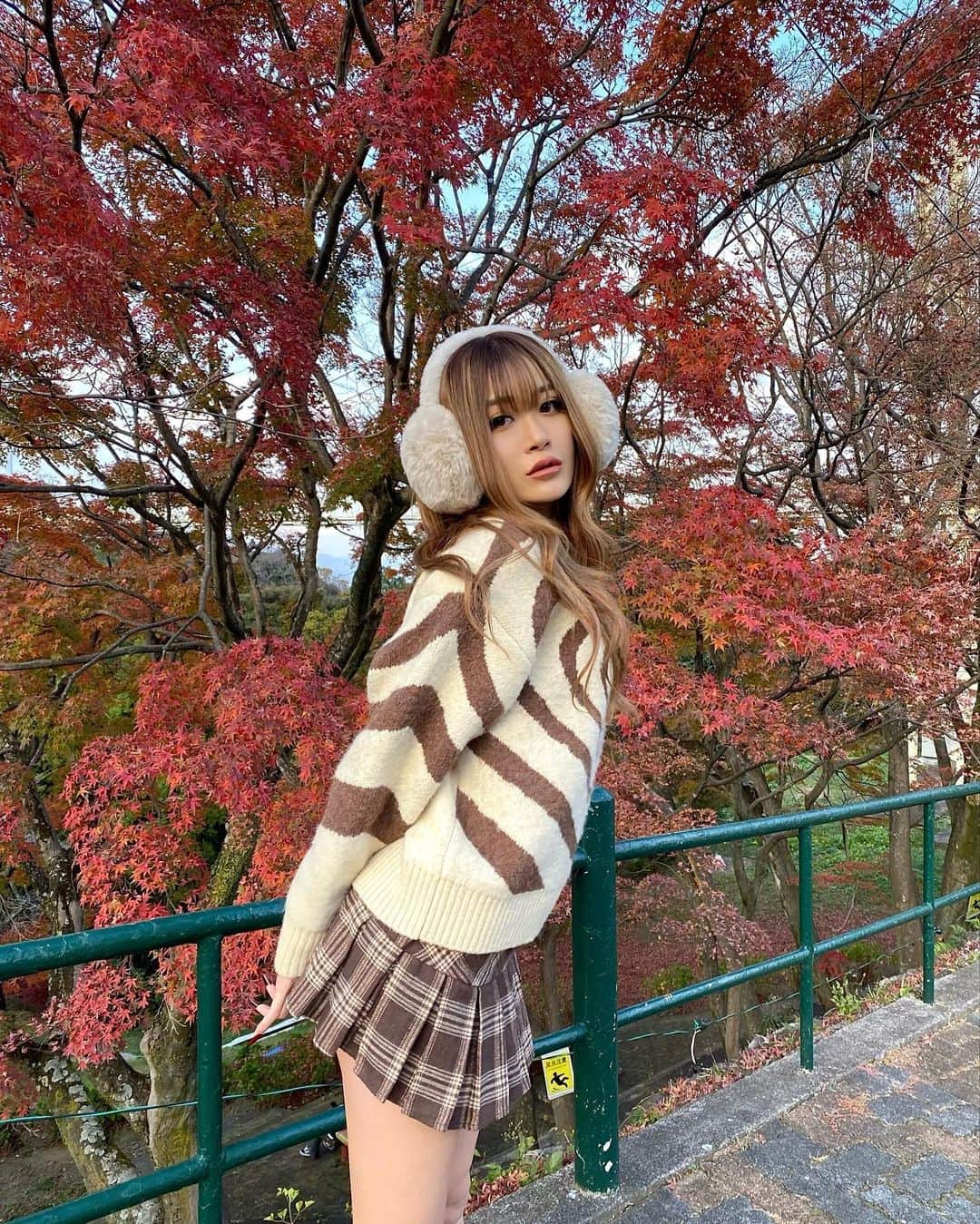 みみのインスタグラム：「紅葉綺麗ーーーｯ🍁大分ツアーのコーデ！ ニットは @shaggie_official のだよ🤎」