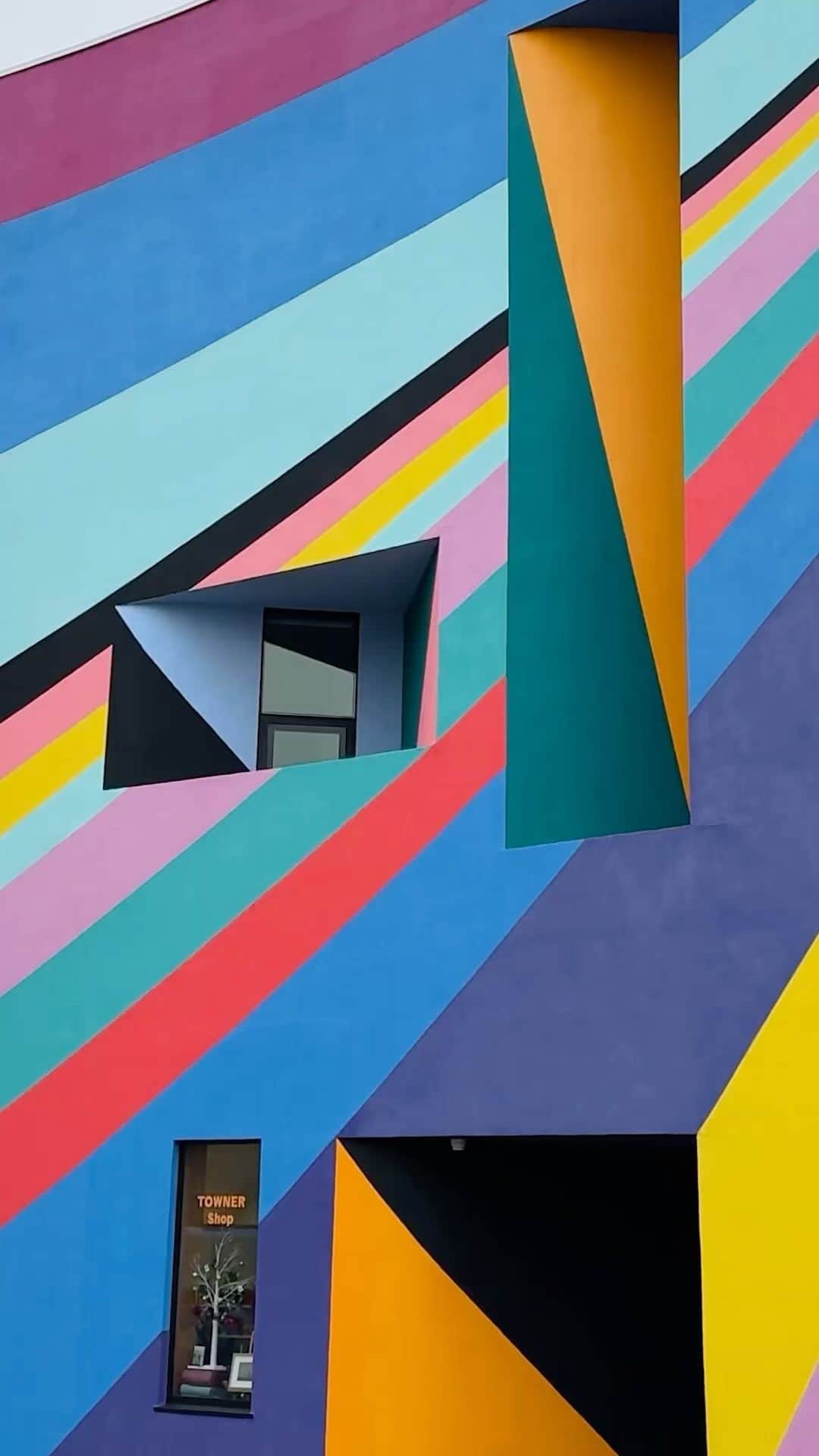 テート・ギャラリーのインスタグラム：「Who is going to win this year’s Turner Prize… Tune into our Instagram Story from 8pm GMT tonight, live from Towner Eastbourne, to find out!  Discover the artwork of our outstanding nominees; Jesse Darling, Ghislaine Leung, Rory Pilgrim and Barbara Walker, on free display at @townergallery as part of #Towner100, a year-long centenary celebration of arts and culture across Eastbourne.  #TurnerPrize2023 is on until 14 April 2024. 🎨 🎢 🏠 ✏️ 📽」