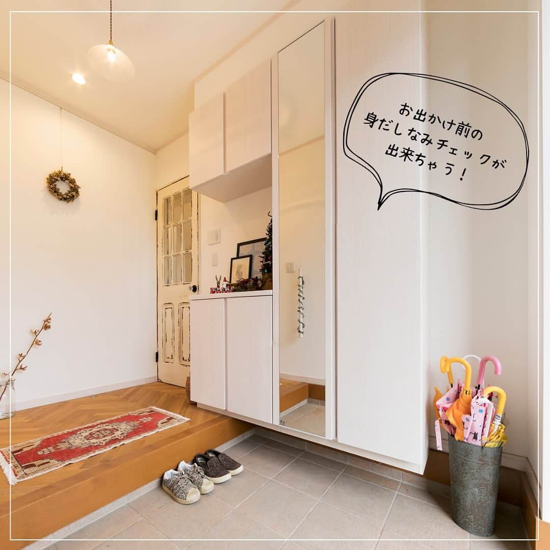完全フル装備の家　富士住建さんのインスタグラム写真 - (完全フル装備の家　富士住建Instagram)「╲富士住建の╱ 標準装備 玄関収納を紹介‼️  今回、富士住建の標準装備である玄関収納を紹介😌   玄関収納 〜ウッドワン～  【特徴】 💡靴が約60足も収納できます👟  💡 部屋の雰囲気に合わせて玄関収納の色も選べます🎨  💡 本格無垢仕様なので木の温もりを感じられます🌳  💡 お出かけ前の身だしなみチェックが 出来ちゃう🪞  玄関収納は富士住建ショールームで確認できます👀 ぜひ是非お近くのショールームまでお越しくださいませ🌼  #富士住建 #完全フル装備の家 #フル装備の家 #わくわくする家づくり #新築注文住宅 #富士住建の生活 #マイホーム計画中の人と繋がりたい  #fujijuken #家づくりアイディア #こだわりの家 #おうちづくり #富士住建仲間と繋がりたい #富士住建標準仕様 #マイホーム計画 #イエスタグラム  #自由設計 #理想の家 #心地よい暮らし #おうち時間 #癒しの時間 #自由設計住宅 #ウッドワン #無垢 #玄関収納 #収納 #収納アイデア #woodone  #玄関 #entrance #姿見」12月5日 17時54分 - fujijuken_