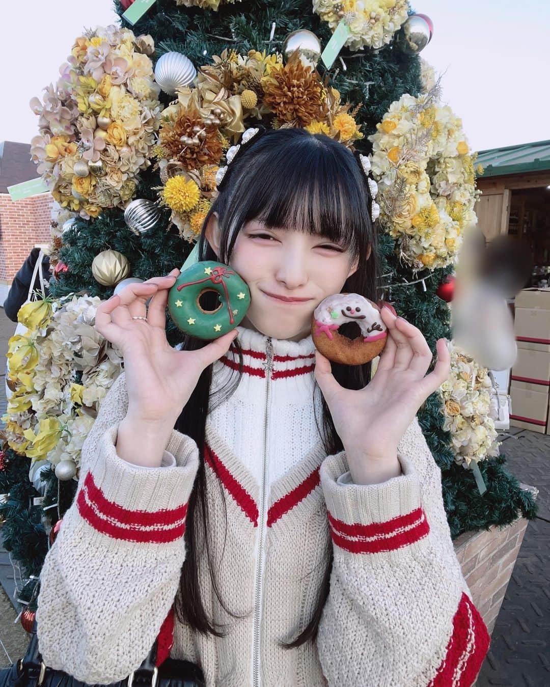 菅田愛貴さんのインスタグラム写真 - (菅田愛貴Instagram)「:)🍩🎄☃️  念願のクリスマスマーケット〜！ クリスマスのキラキラ可愛くてすきだなぁ ドーナツかわいぃ〜❤︎  道のりにあるいちょうの木も綺麗でした🌳💛  #クリスマスマーケット #christmas #明治神宮外苑 #ドーナツ #いちょう並木 #ハーフツイン #killremote #弟カメラ #菅田愛貴」12月5日 17時54分 - akisudaofficial