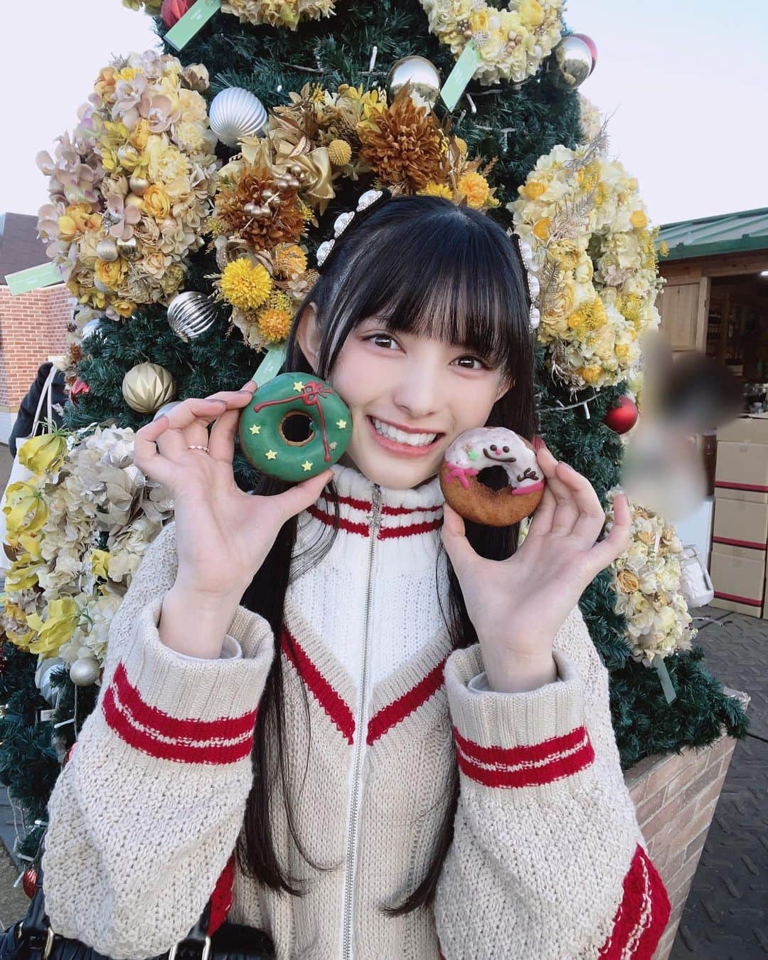 菅田愛貴さんのインスタグラム写真 - (菅田愛貴Instagram)「:)🍩🎄☃️  念願のクリスマスマーケット〜！ クリスマスのキラキラ可愛くてすきだなぁ ドーナツかわいぃ〜❤︎  道のりにあるいちょうの木も綺麗でした🌳💛  #クリスマスマーケット #christmas #明治神宮外苑 #ドーナツ #いちょう並木 #ハーフツイン #killremote #弟カメラ #菅田愛貴」12月5日 17時54分 - akisudaofficial