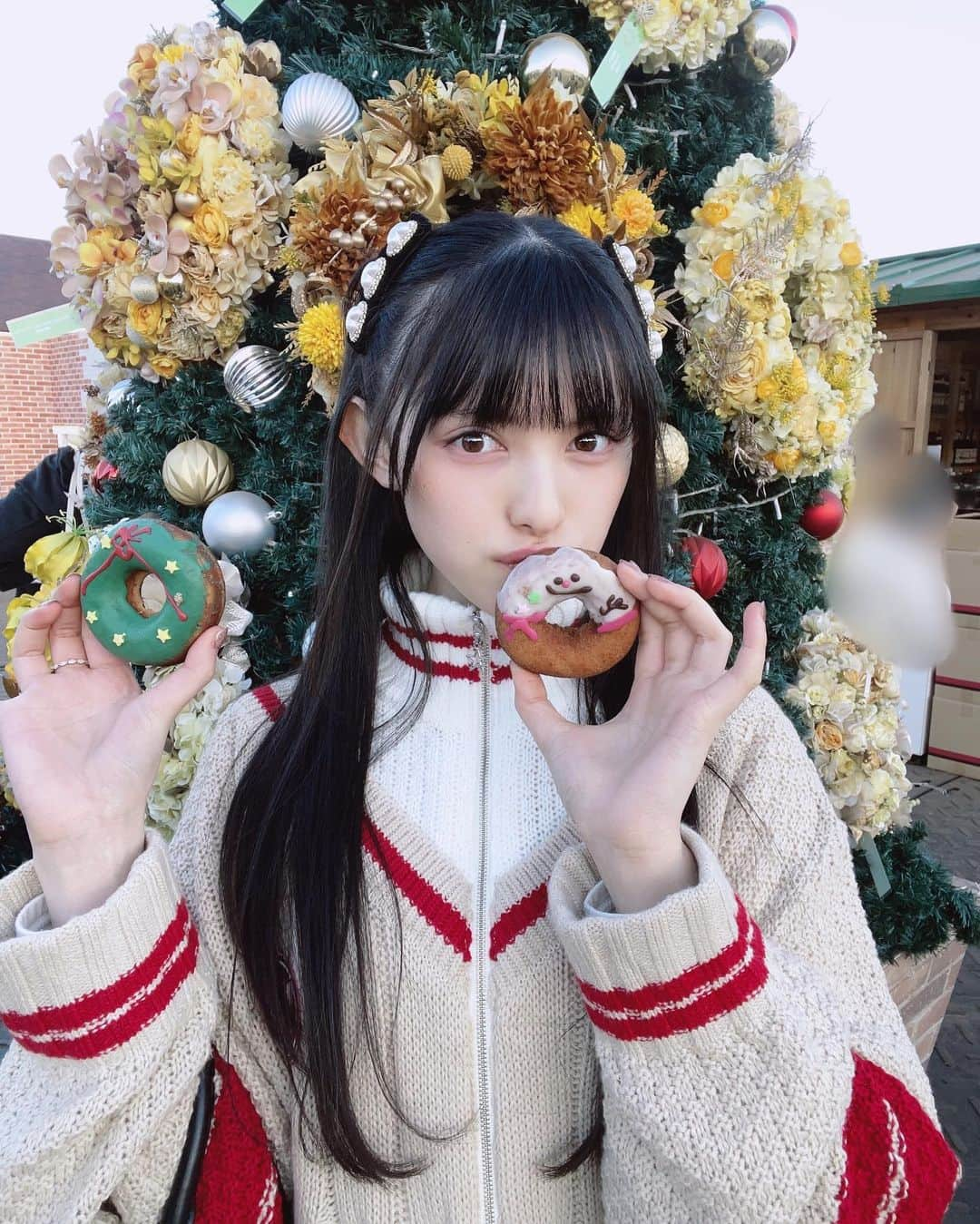 菅田愛貴さんのインスタグラム写真 - (菅田愛貴Instagram)「:)🍩🎄☃️  念願のクリスマスマーケット〜！ クリスマスのキラキラ可愛くてすきだなぁ ドーナツかわいぃ〜❤︎  道のりにあるいちょうの木も綺麗でした🌳💛  #クリスマスマーケット #christmas #明治神宮外苑 #ドーナツ #いちょう並木 #ハーフツイン #killremote #弟カメラ #菅田愛貴」12月5日 17時54分 - akisudaofficial