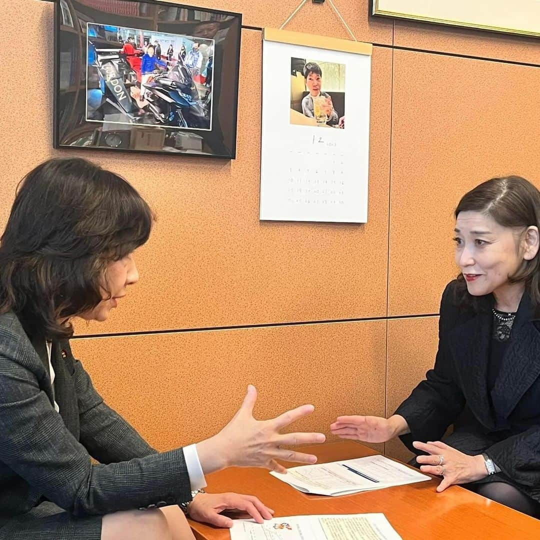 野田聖子さんのインスタグラム写真 - (野田聖子Instagram)「本日参議院議員会館講堂での「国民医療を守る議員の会」開催後、一般社団法人岐阜県医師会　伊在井みどり会長が会館事務所にお越しくださいました。そして、診療報酬改定に向けての要望書をお受け取りいたしました。  #岐阜県医師会  #野田聖子」12月5日 17時54分 - seiko.noda